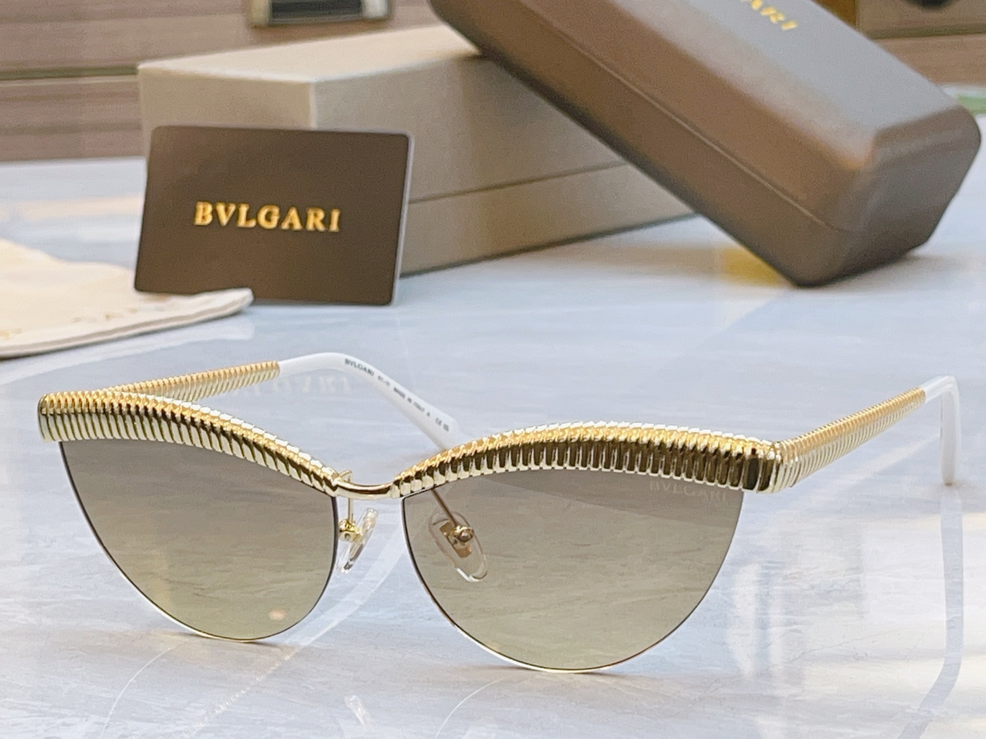 ，【BVLGA*】宝格*丽新款太阳镜，MODEL：BV 40056U，SIZE：61口12-145