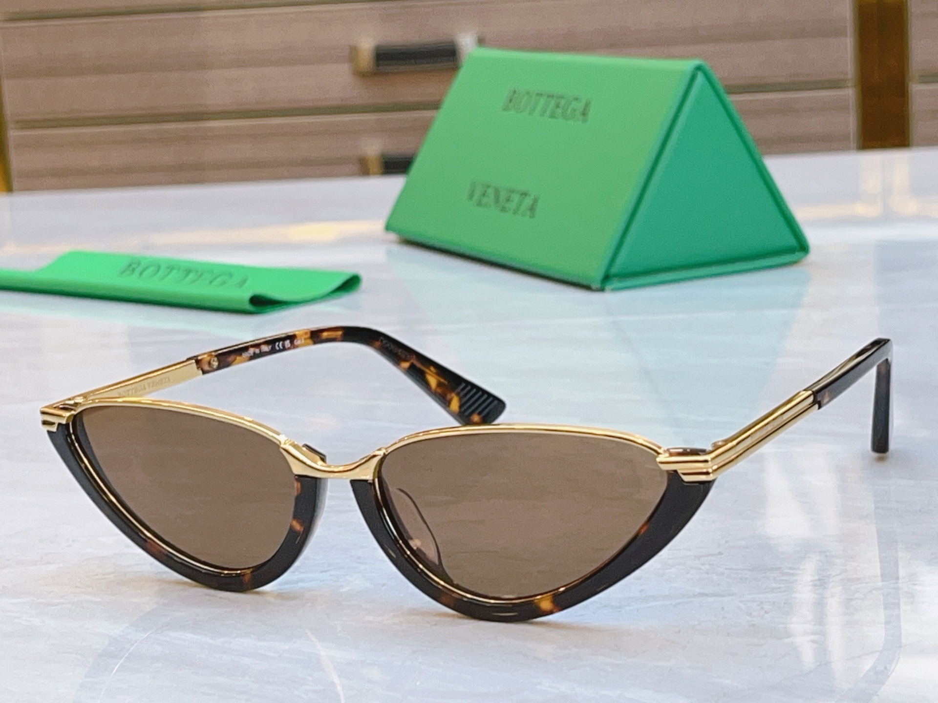 ，【BOTTEGA VENET*】宝缇*嘉新款太阳镜，MODEL：BV1346S，SIZE：56口17-
