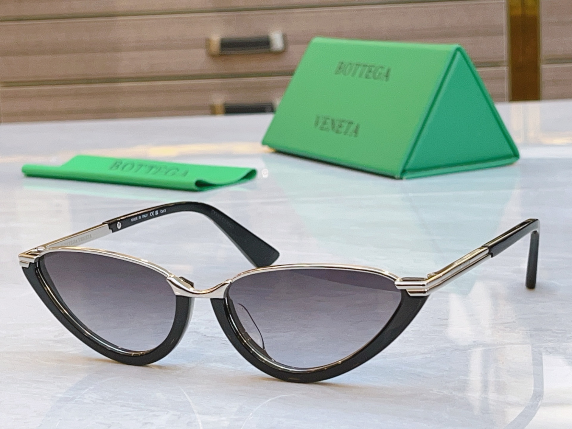 ，【BOTTEGA VENET*】宝缇*嘉新款太阳镜，MODEL：BV1346S，SIZE：56口17-