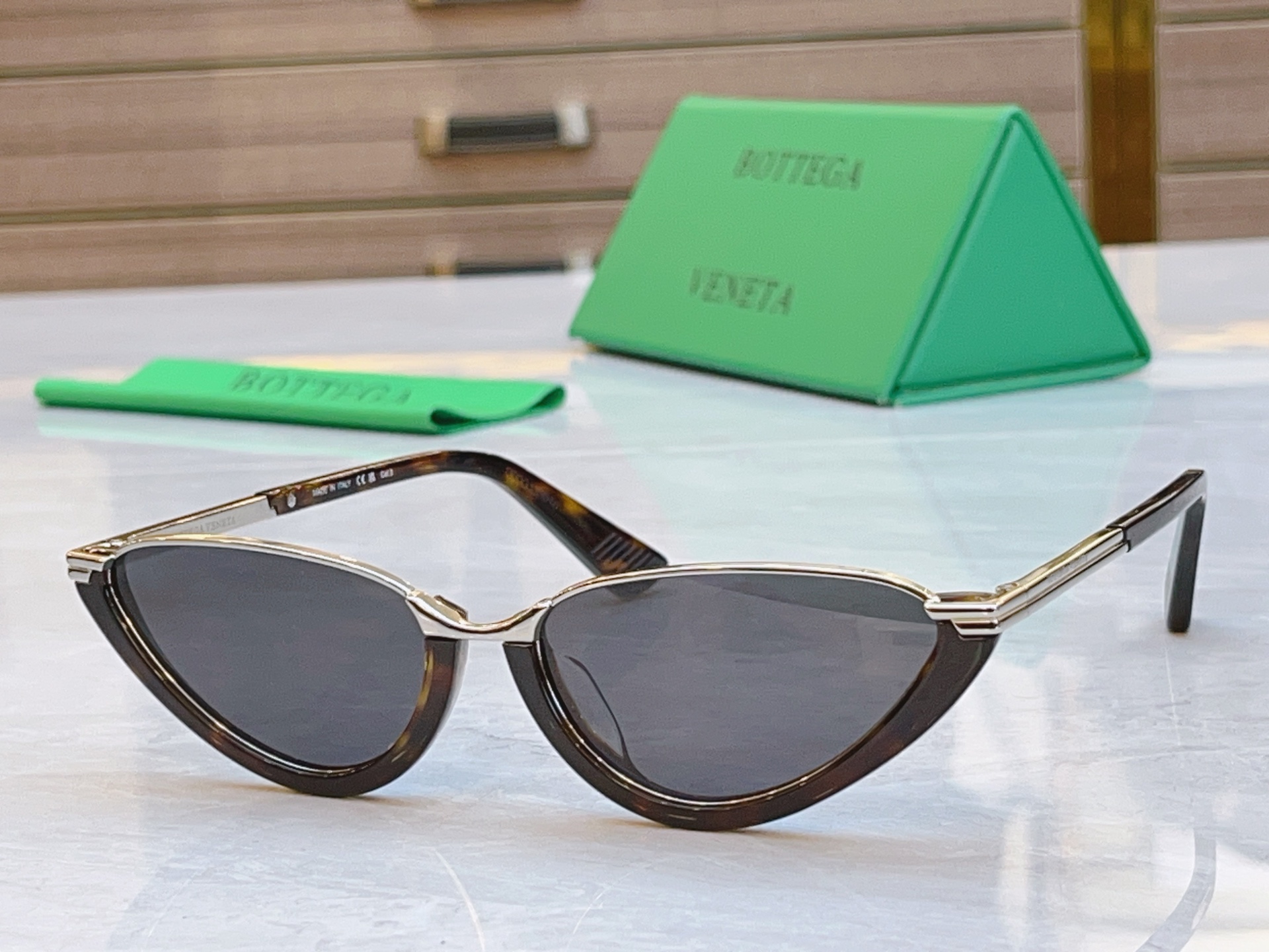 ，【BOTTEGA VENET*】宝缇*嘉新款太阳镜，MODEL：BV1346S，SIZE：56口17-