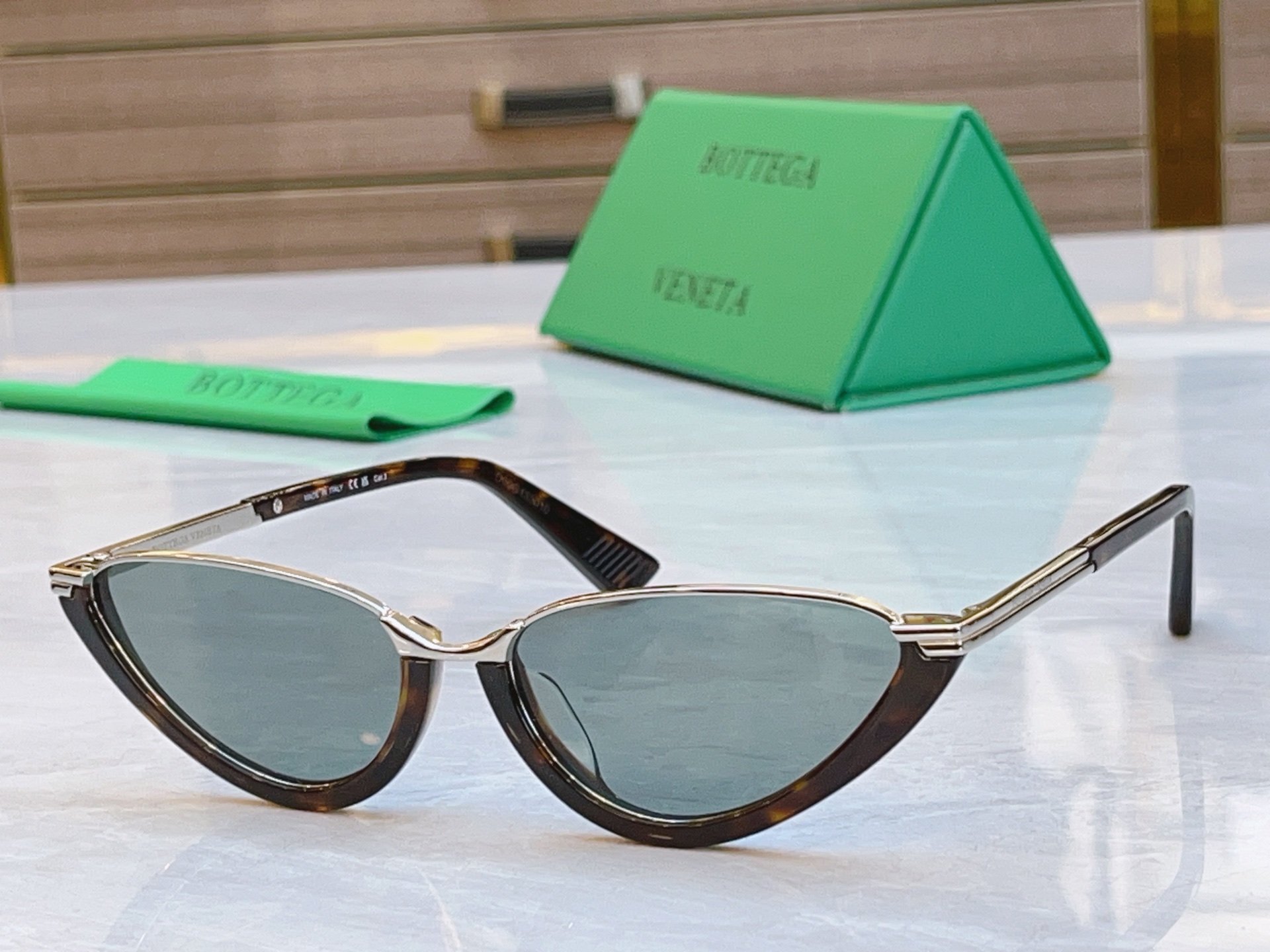 ，【BOTTEGA VENET*】宝缇*嘉新款太阳镜，MODEL：BV1346S，SIZE：56口17-