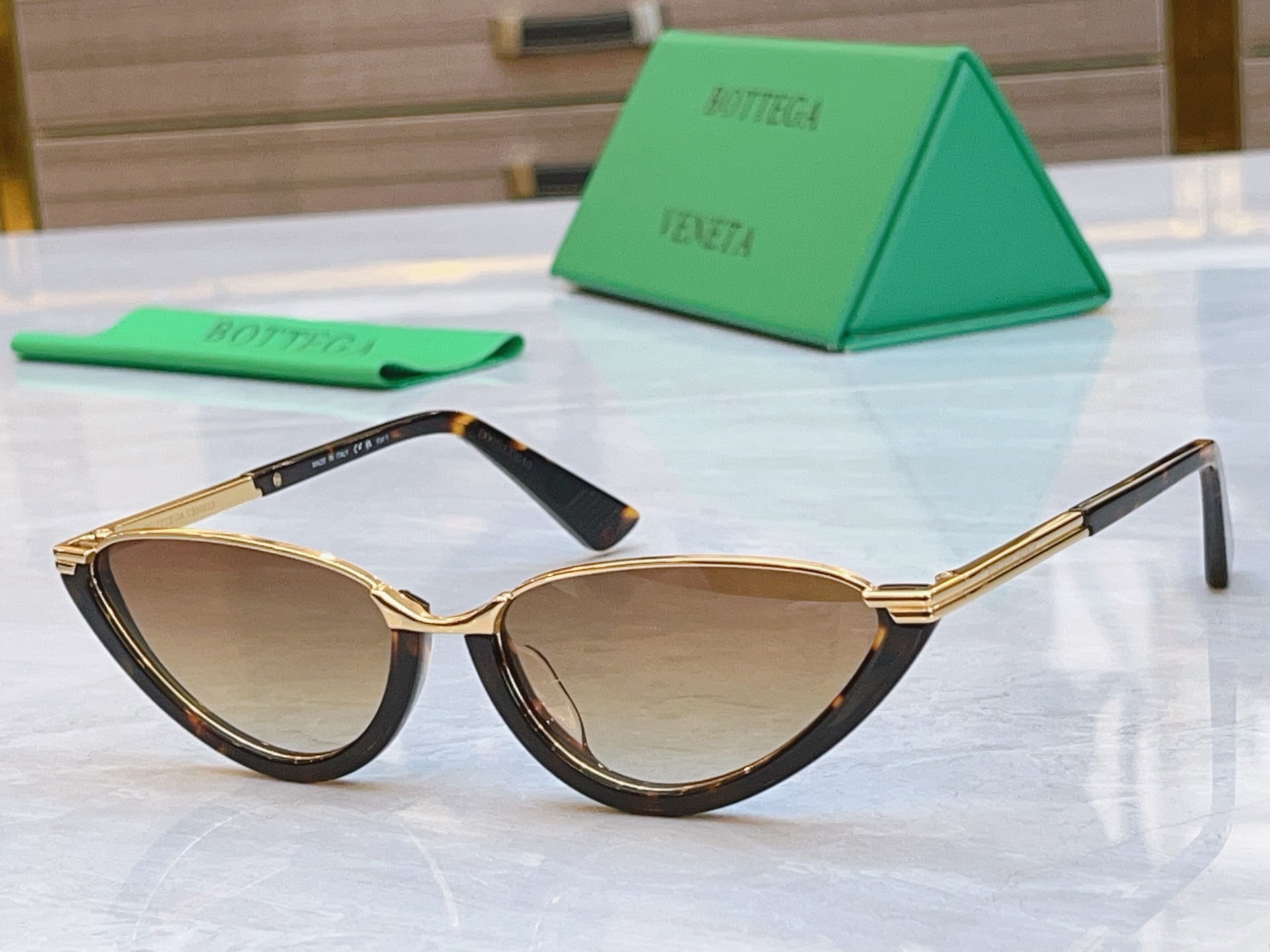 ，【BOTTEGA VENET*】宝缇*嘉新款太阳镜，MODEL：BV1346S，SIZE：56口17-