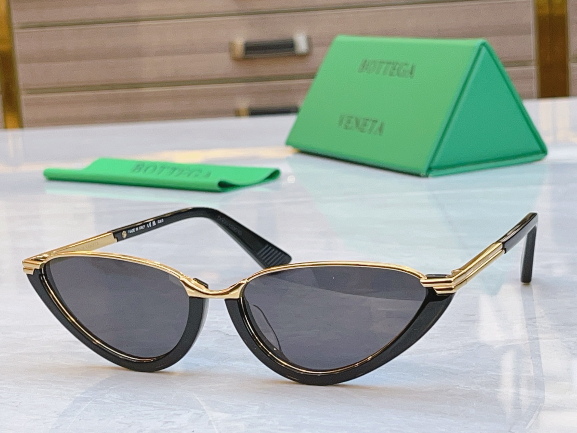 ，【BOTTEGA VENET*】宝缇*嘉新款太阳镜，MODEL：BV1346S，SIZE：56口17-