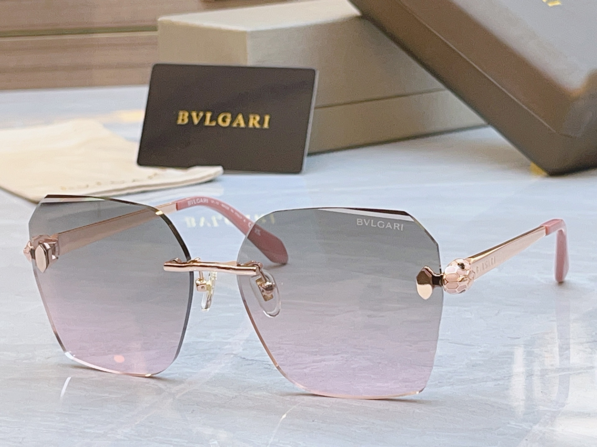 ，【BVLGA*】宝格*丽新款太阳镜，MODEL：BV 40066U，SIZE：58口16-140