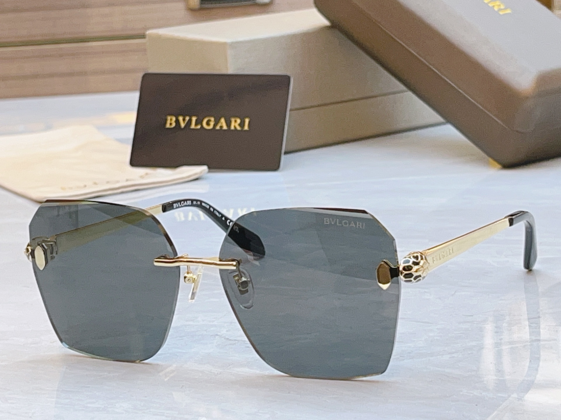 ，【BVLGA*】宝格*丽新款太阳镜，MODEL：BV 40066U，SIZE：58口16-140