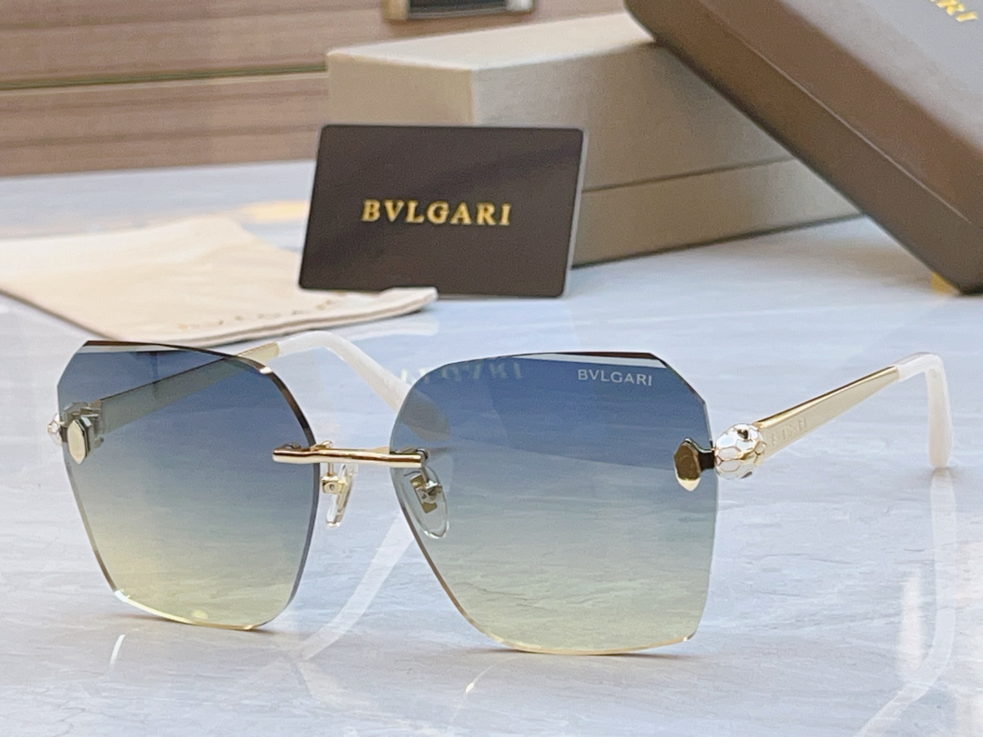 ，【BVLGA*】宝格*丽新款太阳镜，MODEL：BV 40066U，SIZE：58口16-140