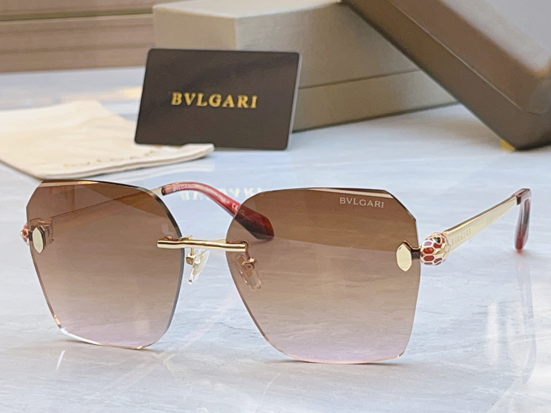 ，【BVLGA*】宝格*丽新款太阳镜，MODEL：BV 40066U，SIZE：58口16-140