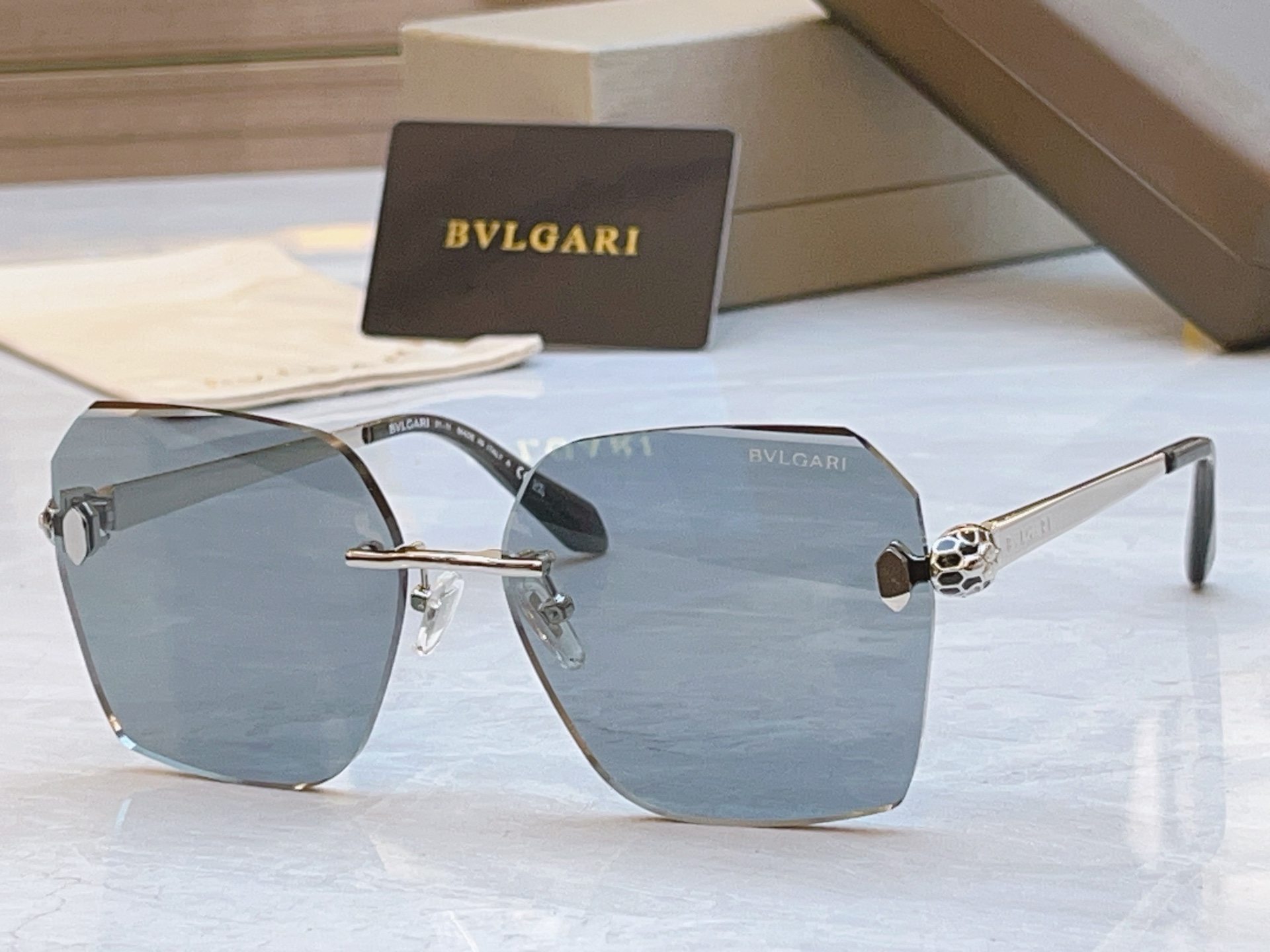 ，【BVLGA*】宝格*丽新款太阳镜，MODEL：BV 40066U，SIZE：58口16-140