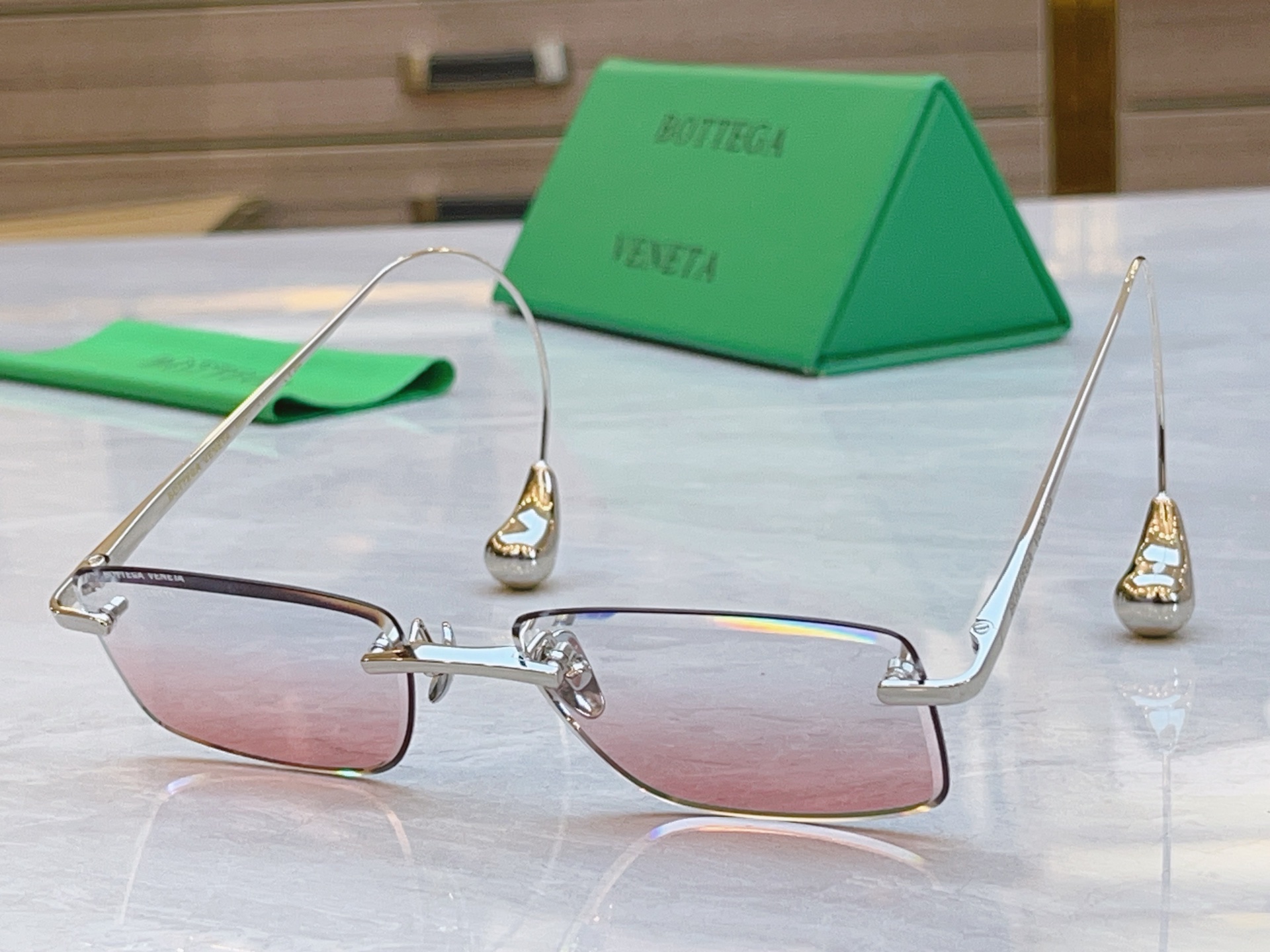 ，【BOTTEGA VENET*】宝缇*嘉新款太阳镜，MODEL：BV1699LA，SIZE：56口17