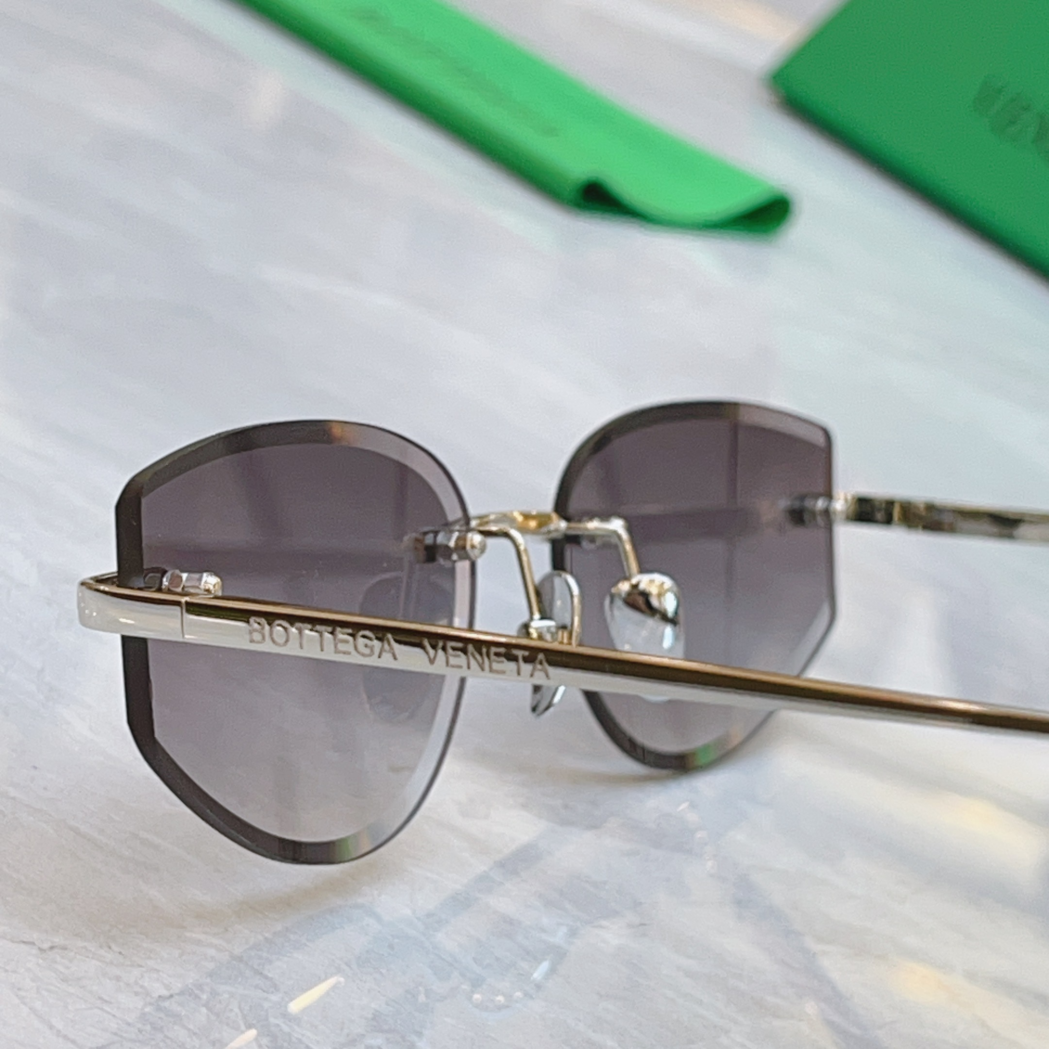 ，【BOTTEGA VENET*】宝缇*嘉新款太阳镜，MODEL：BV1698LA，SIZE：56口17