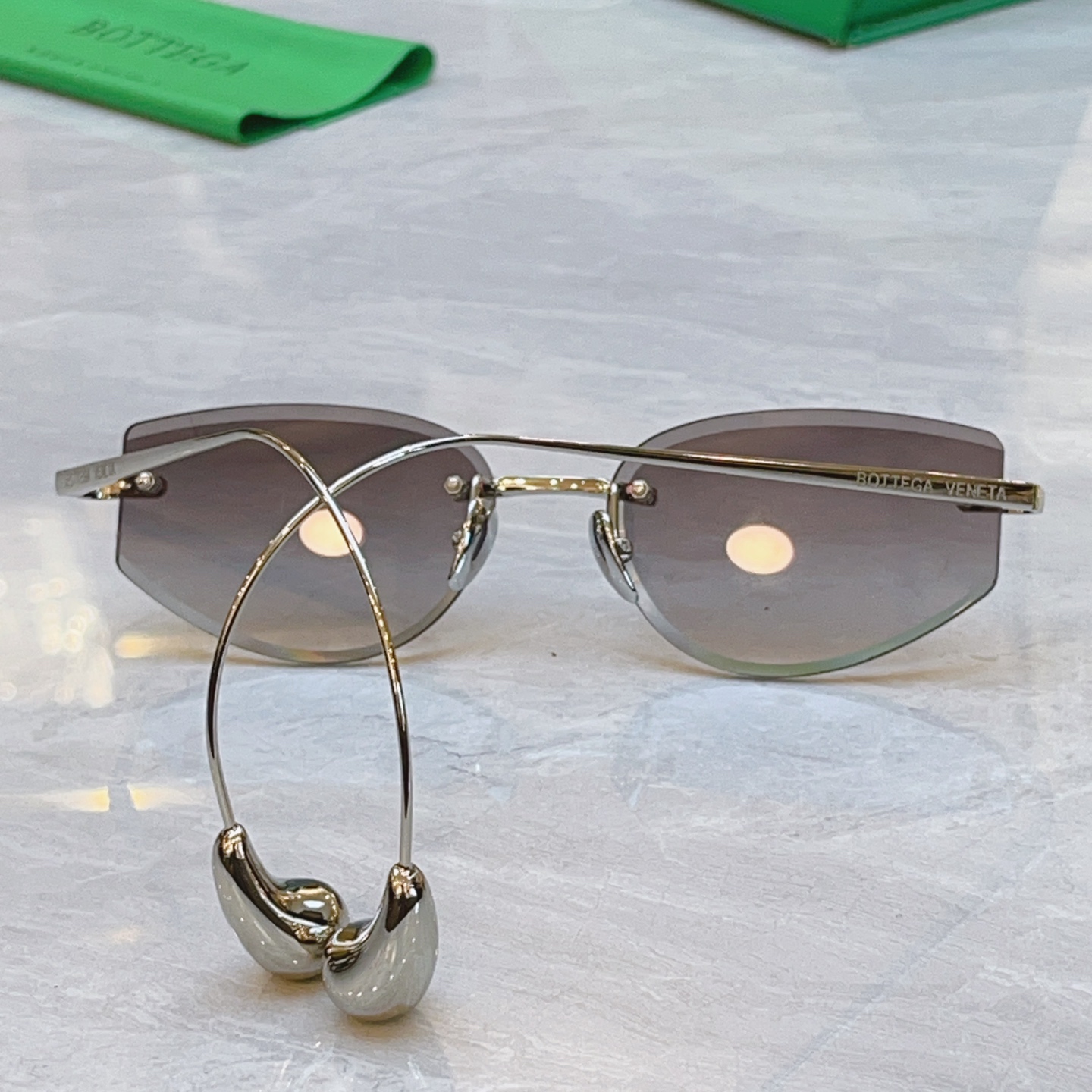 ，【BOTTEGA VENET*】宝缇*嘉新款太阳镜，MODEL：BV1698LA，SIZE：56口17