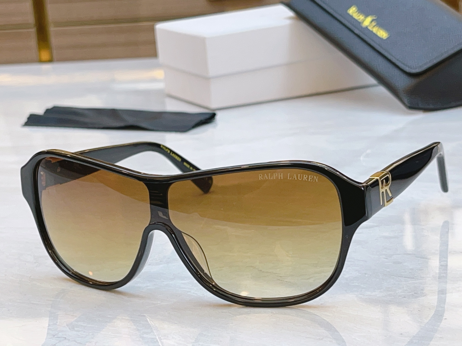 ，【RAL RALPH LAURE*】拉夫劳*新款太阳镜，MODEL：RL8214U，SIZE：130口