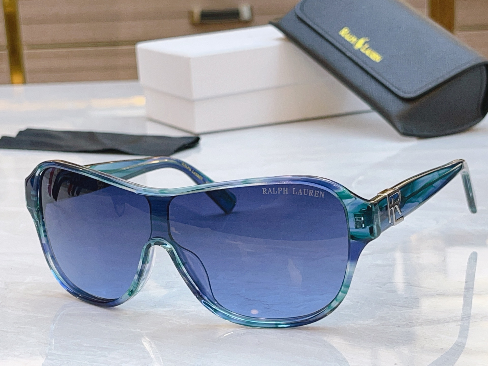 ，【RAL RALPH LAURE*】拉夫劳*新款太阳镜，MODEL：RL8214U，SIZE：130口