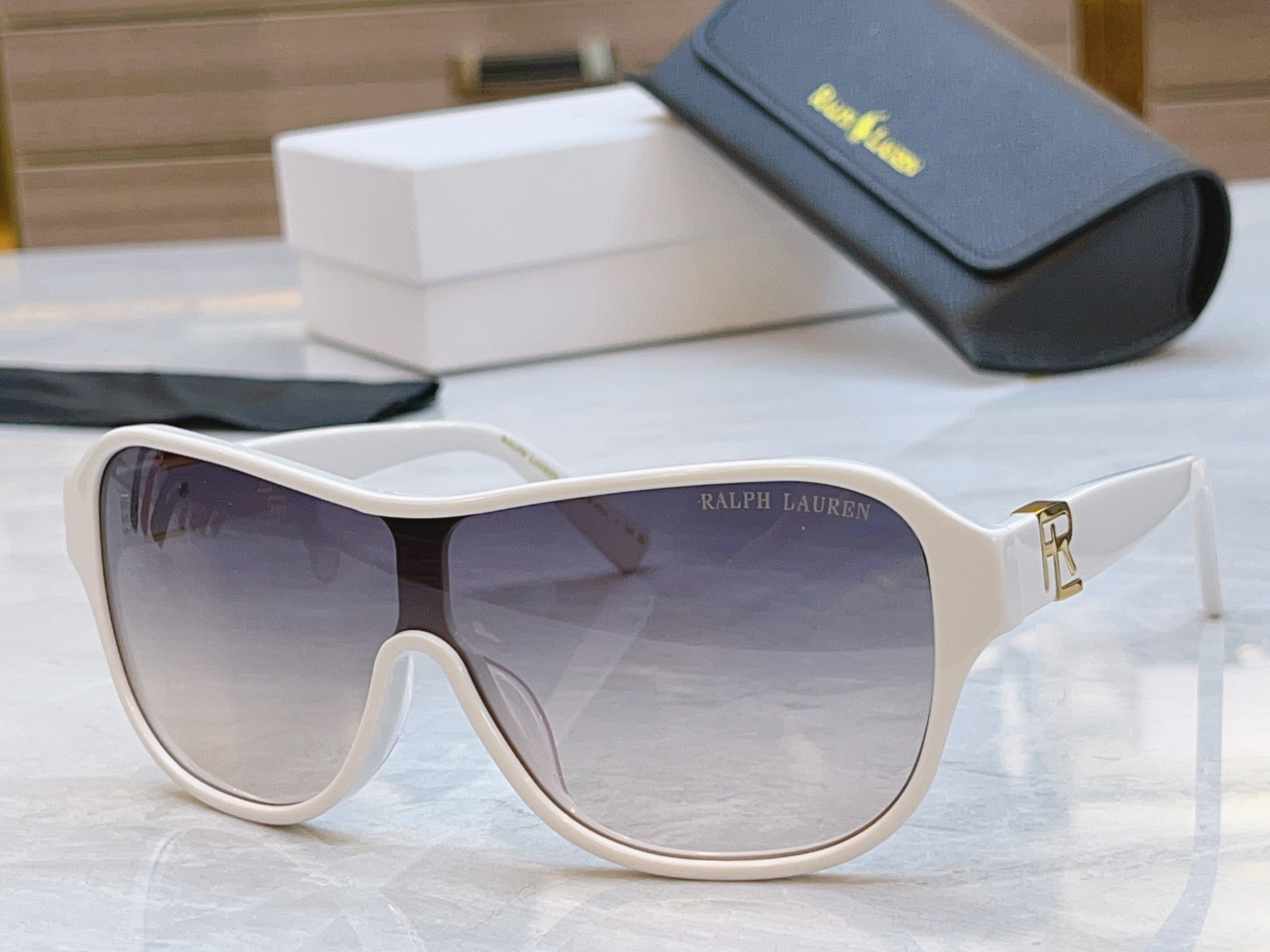 ，【RAL RALPH LAURE*】拉夫劳*新款太阳镜，MODEL：RL8214U，SIZE：130口