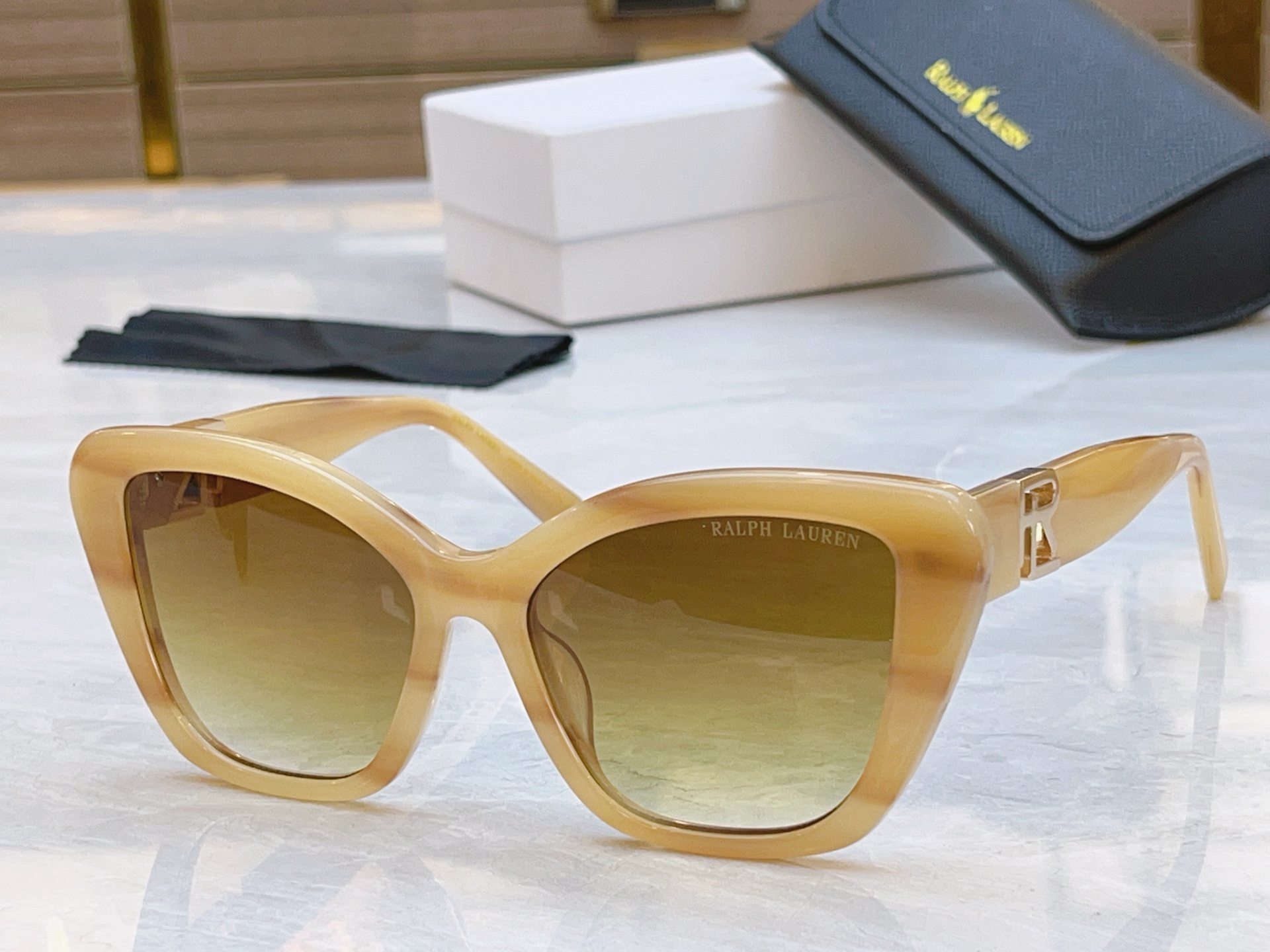 ，【RAL RALPH LAURE*】拉夫劳*新款太阳镜，MODEL：RL8216U，SIZE：55口1