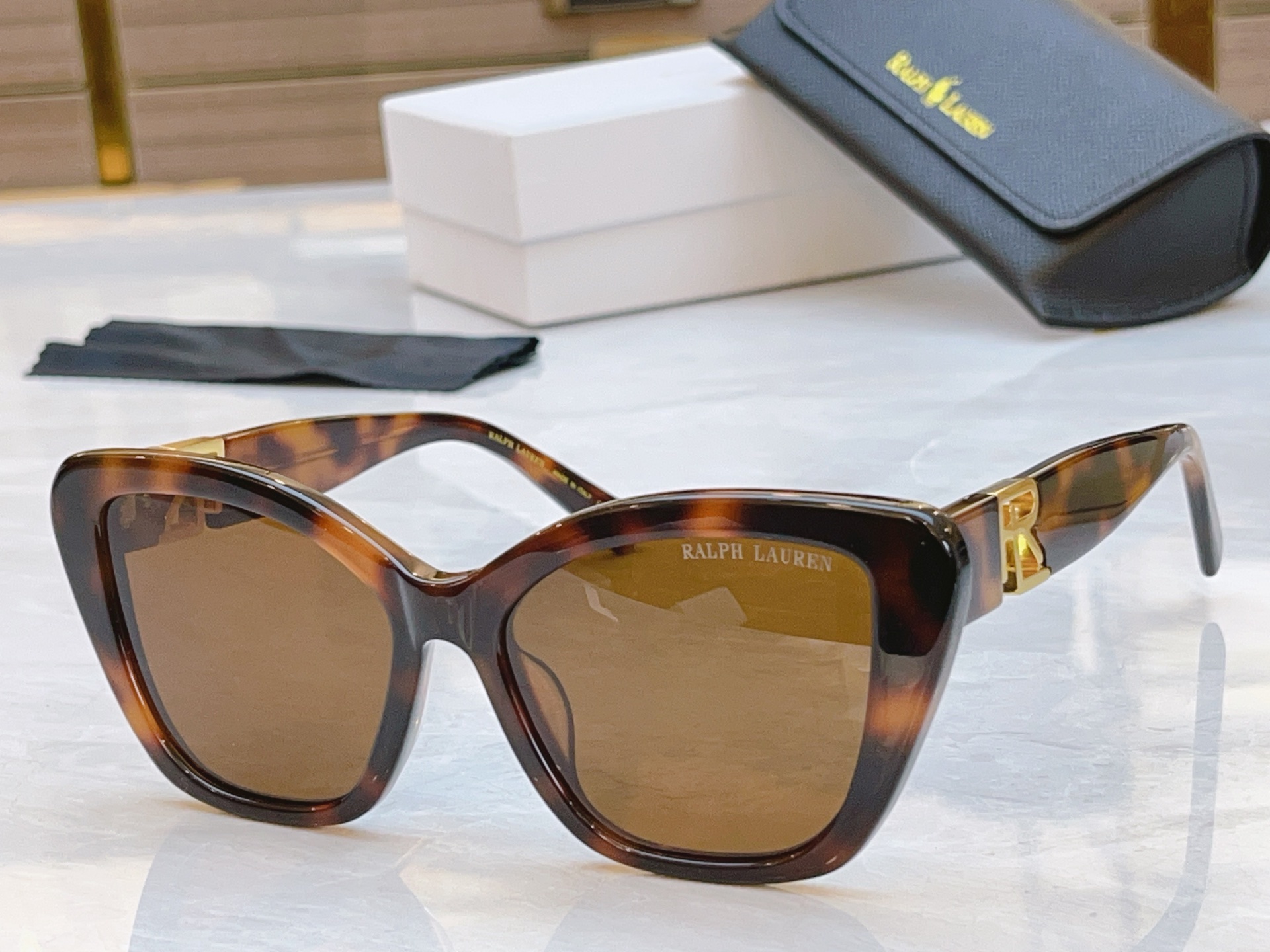 ，【RAL RALPH LAURE*】拉夫劳*新款太阳镜，MODEL：RL8216U，SIZE：55口1