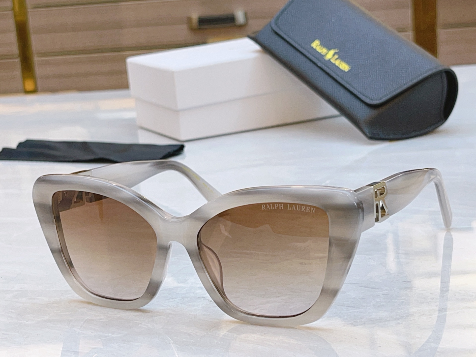 ，【RAL RALPH LAURE*】拉夫劳*新款太阳镜，MODEL：RL8216U，SIZE：55口1