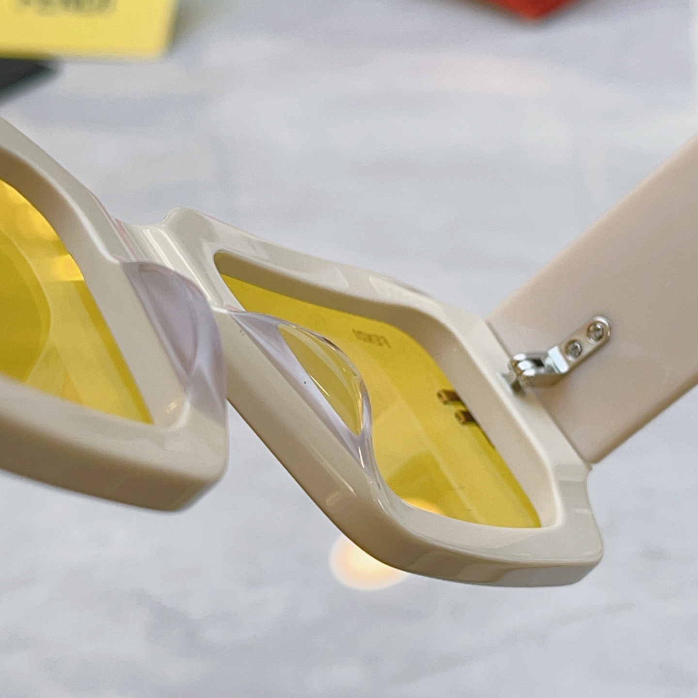 ，【FEN*】芬*迪新款太阳镜🕶️，MODEL：FE4097，SIZE：51口24-145