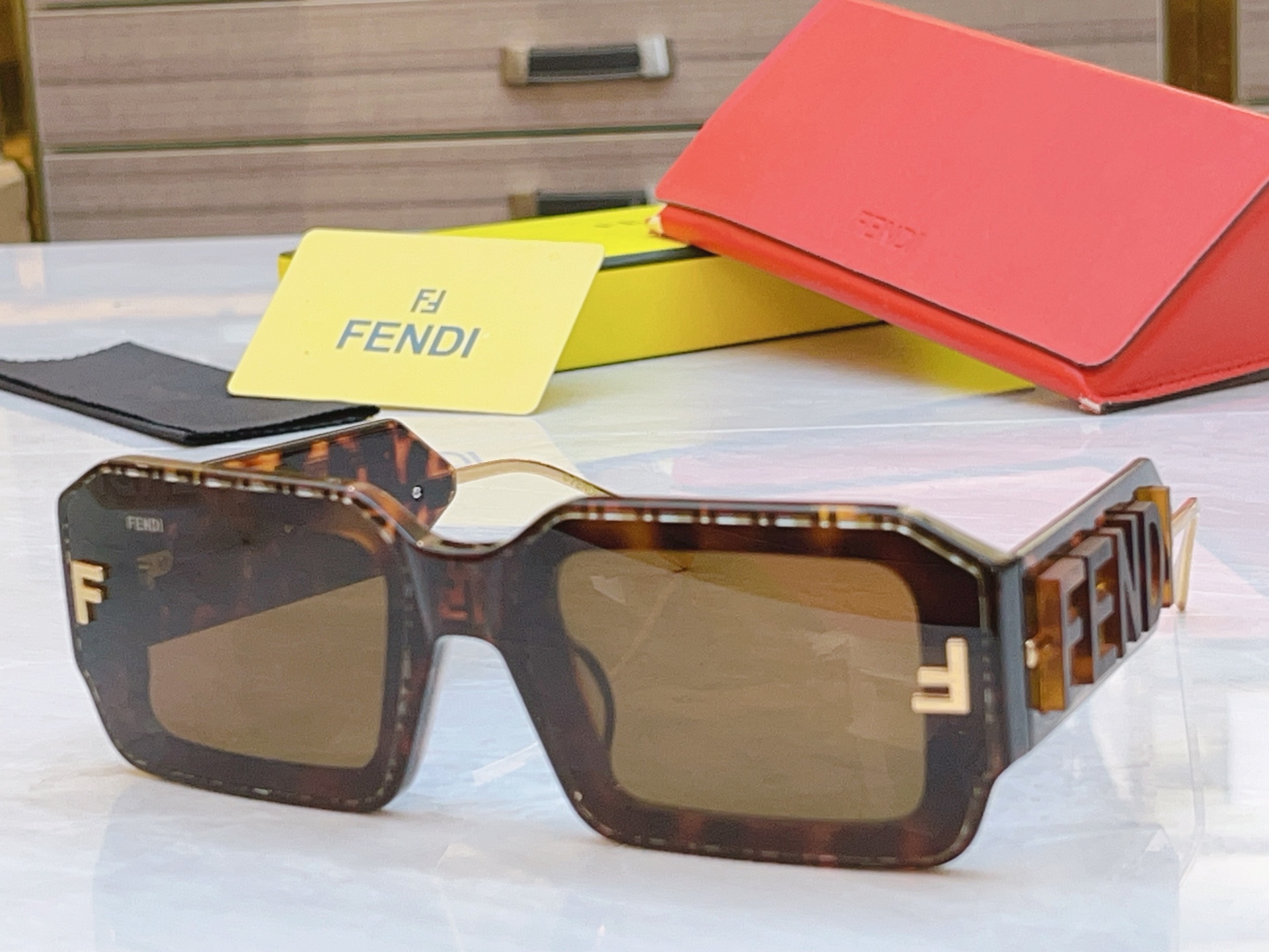，【FEN*】芬*迪新款太阳镜🕶️，MODEL：FE4097，SIZE：51口24-145