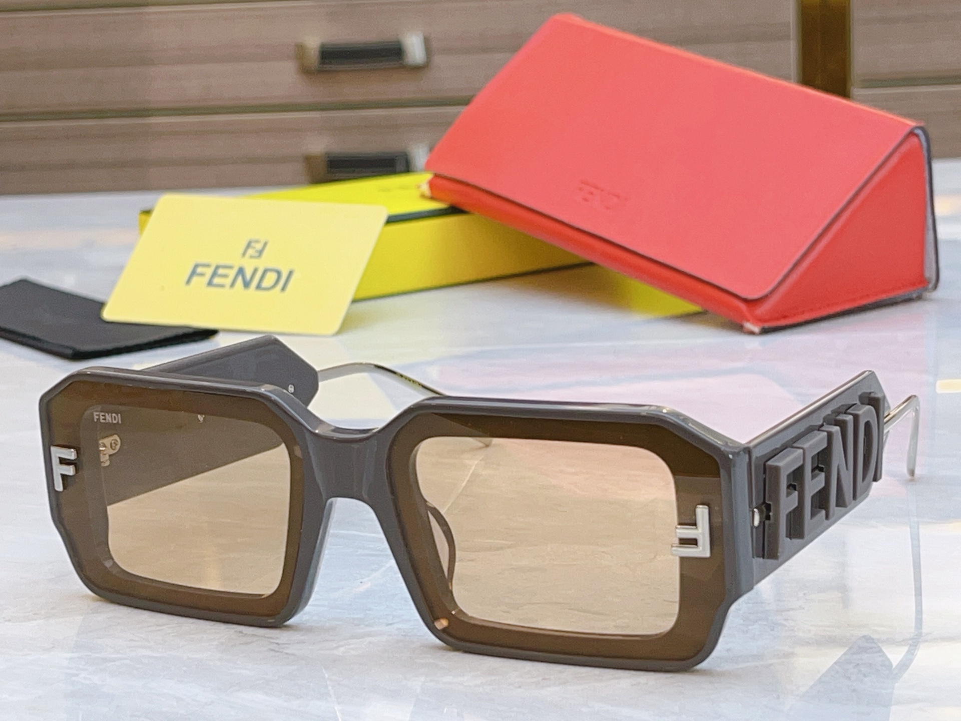 ，【FEN*】芬*迪新款太阳镜🕶️，MODEL：FE4097，SIZE：51口24-145