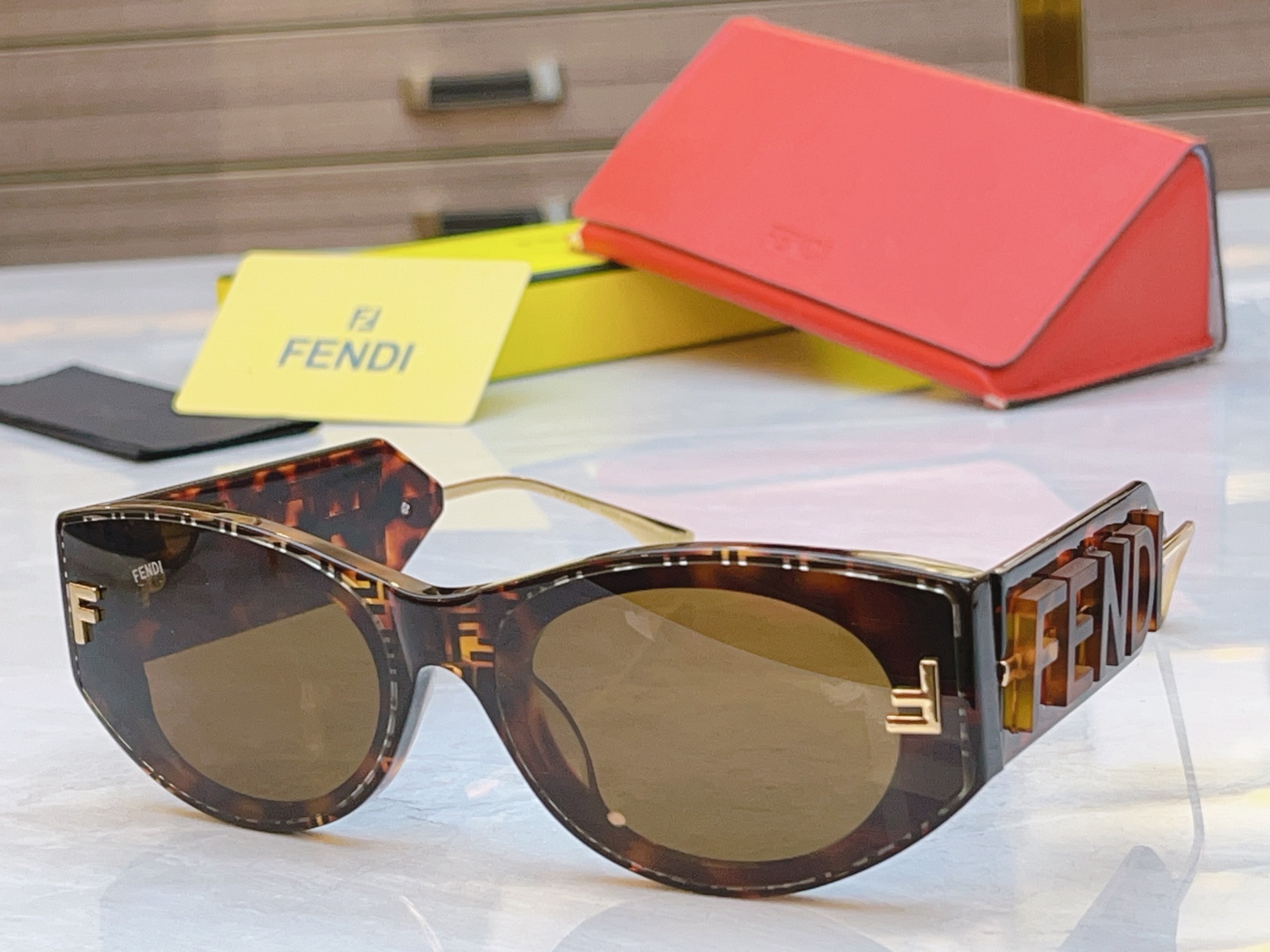 ，【FEN*】芬*迪新款太阳镜🕶️，MODEL：FE4096，SIZE：53口22-145