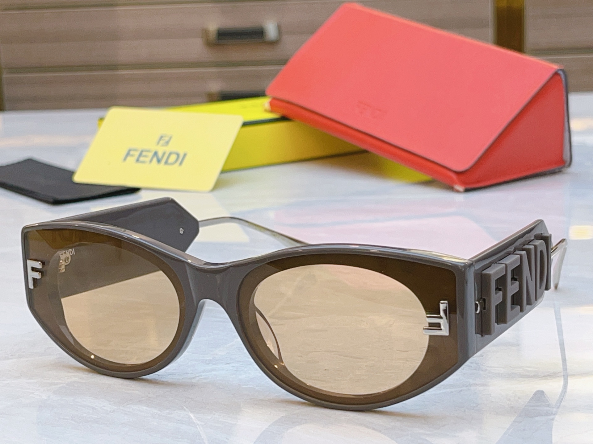 ，【FEN*】芬*迪新款太阳镜🕶️，MODEL：FE4096，SIZE：53口22-145