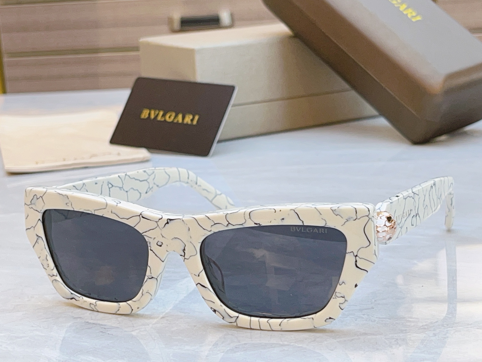 ，【BVLGA*】宝格*丽新款太阳镜，MODEL：BV 40085U，SIZE：54口20-140