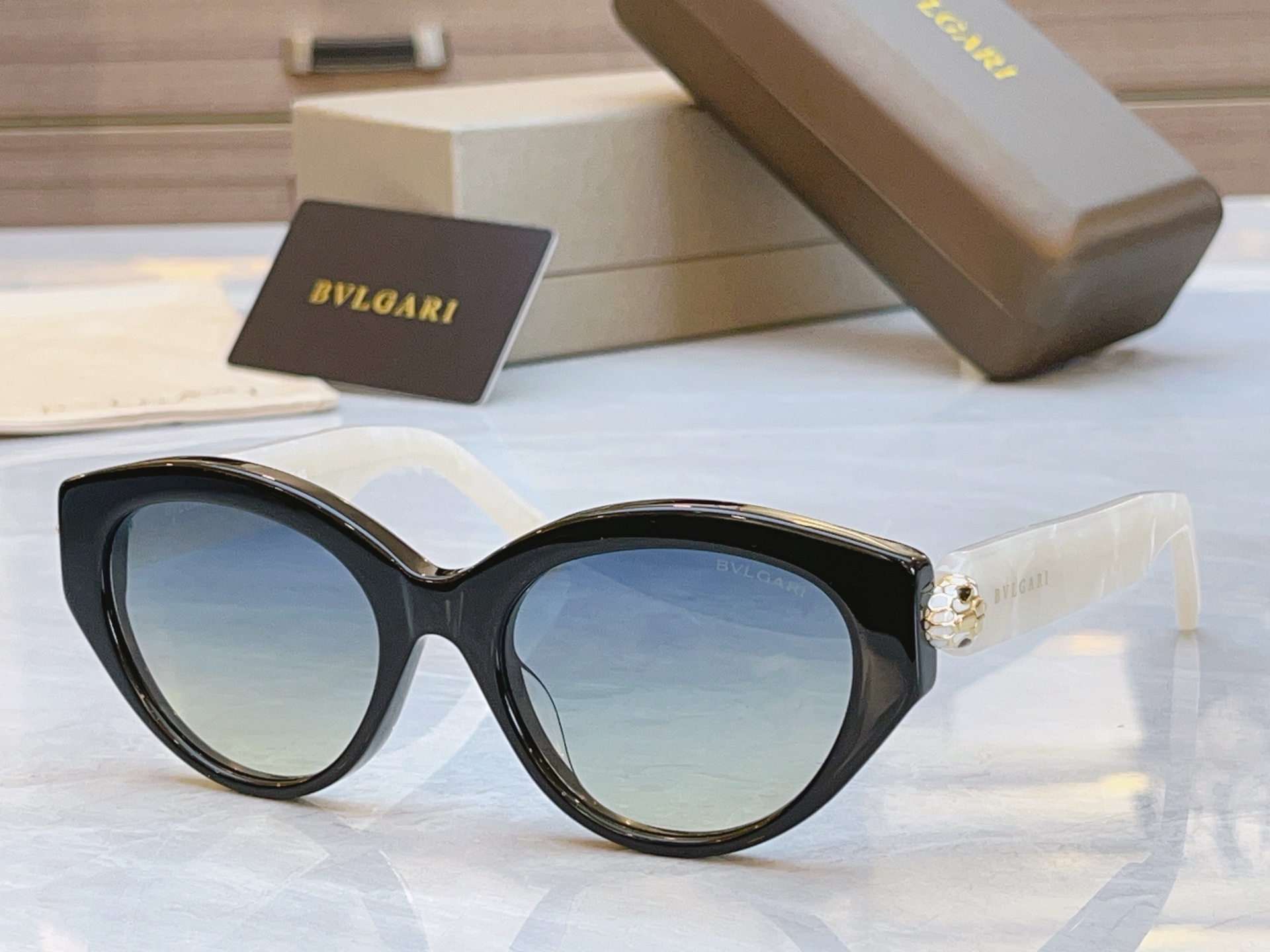 ，【BVLGA*】宝格*丽新款太阳镜，MODEL：BV 40084U，SIZE：53口19-140