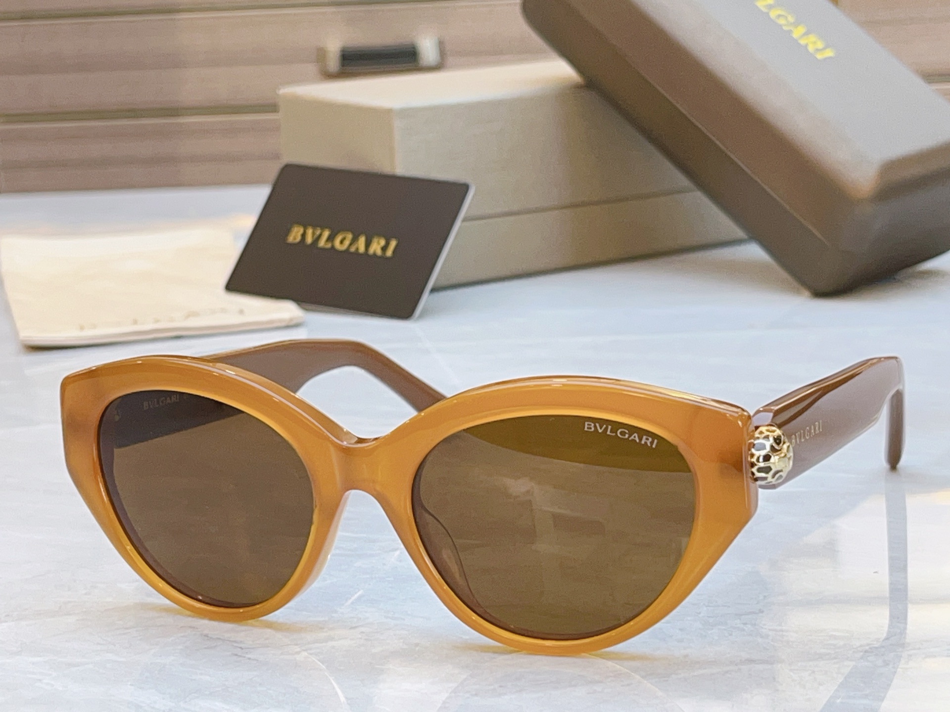 ，【BVLGA*】宝格*丽新款太阳镜，MODEL：BV 40084U，SIZE：53口19-140