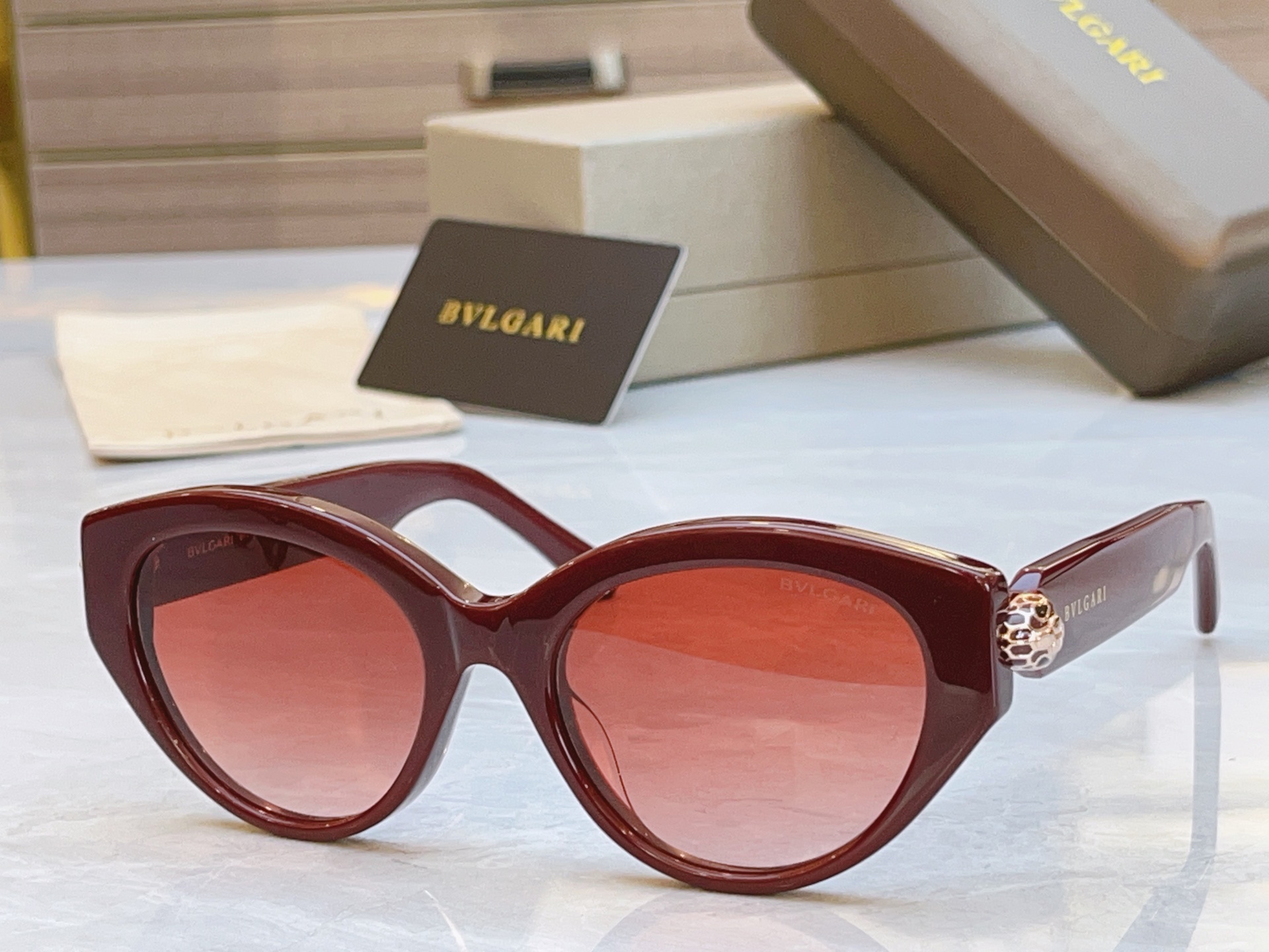 ，【BVLGA*】宝格*丽新款太阳镜，MODEL：BV 40084U，SIZE：53口19-140