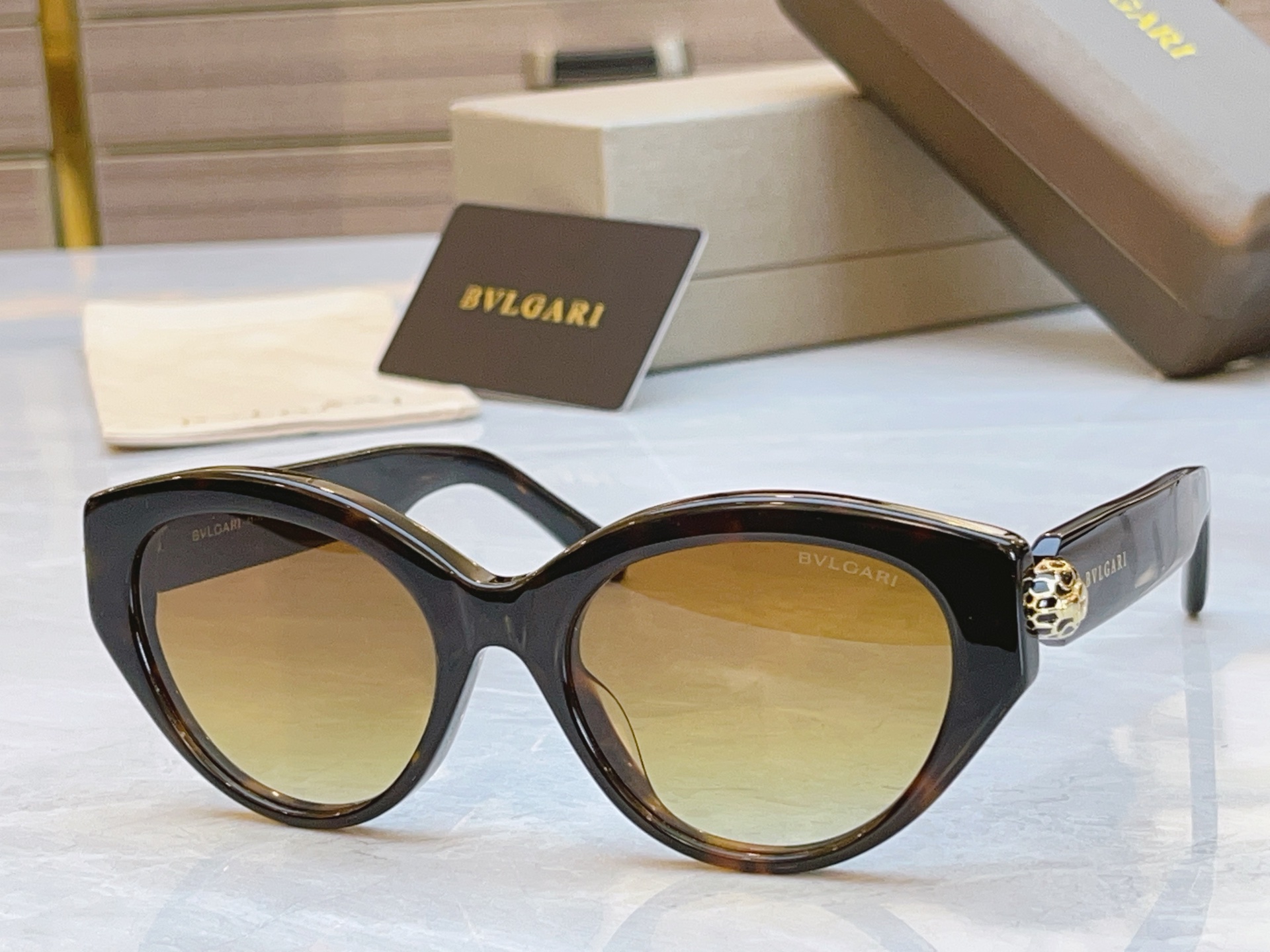 ，【BVLGA*】宝格*丽新款太阳镜，MODEL：BV 40084U，SIZE：53口19-140