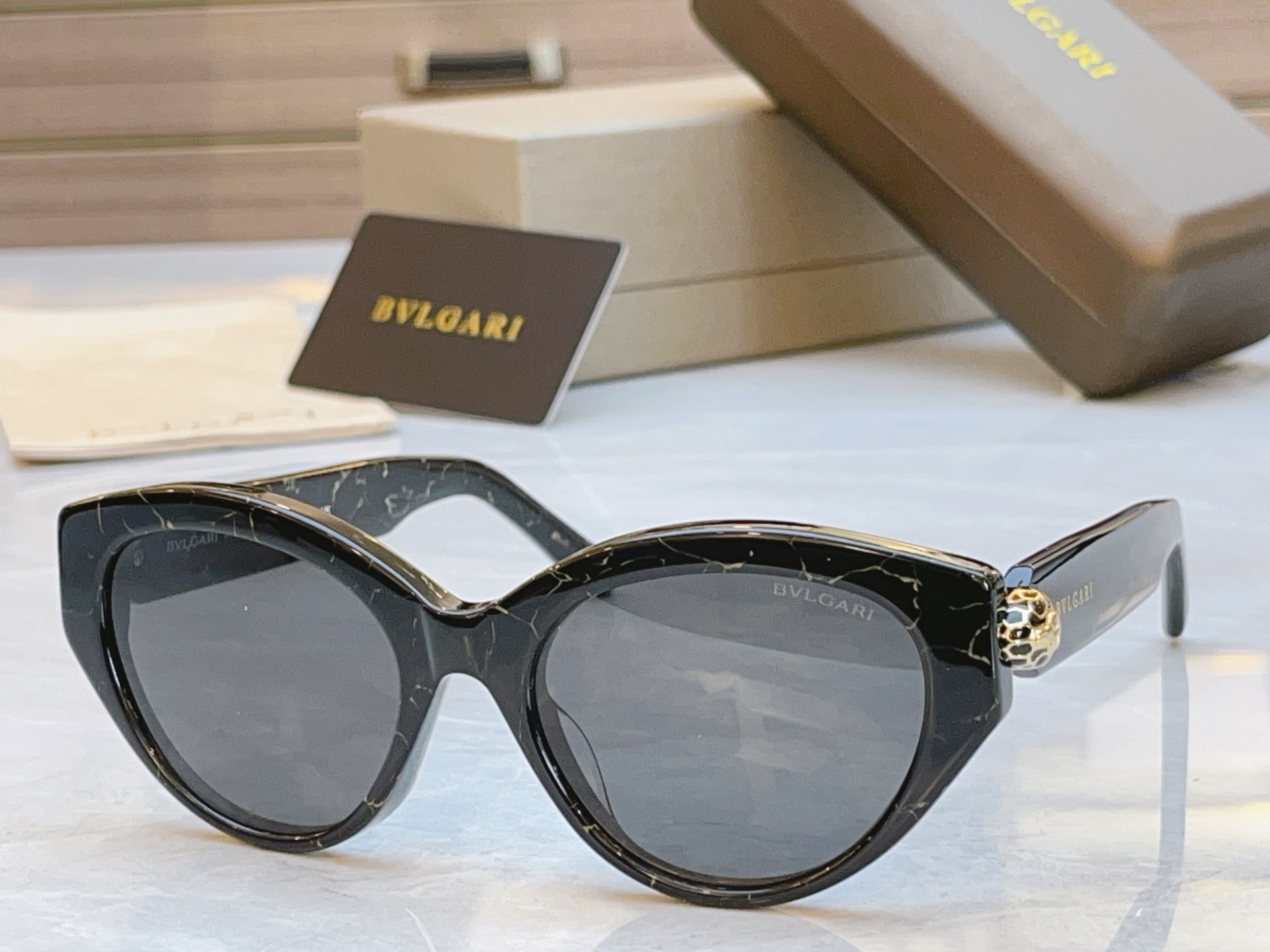 ，【BVLGA*】宝格*丽新款太阳镜，MODEL：BV 40084U，SIZE：53口19-140