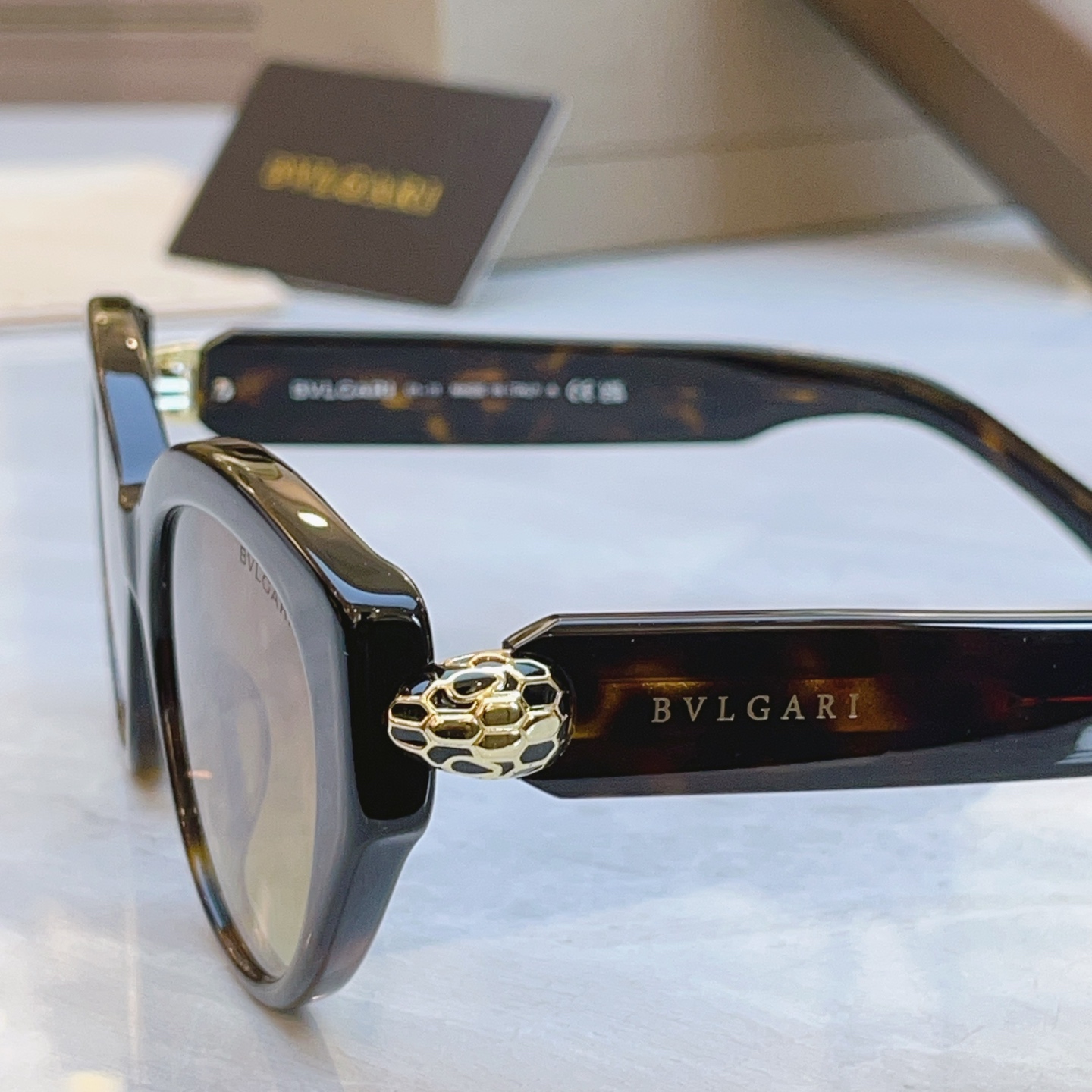 ，【BVLGA*】宝格*丽新款太阳镜，MODEL：BV 40084U，SIZE：53口19-140