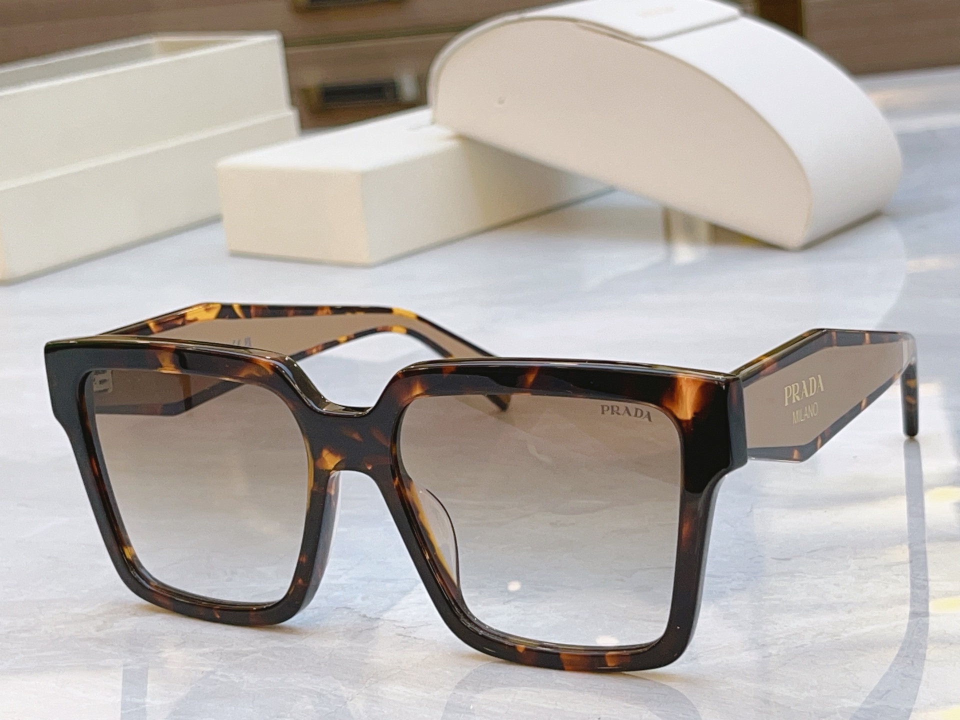 ，【PRAD*】普拉*达新款太阳镜🕶️，MODEL：SPR 24Z，SIZE：56口18-145
