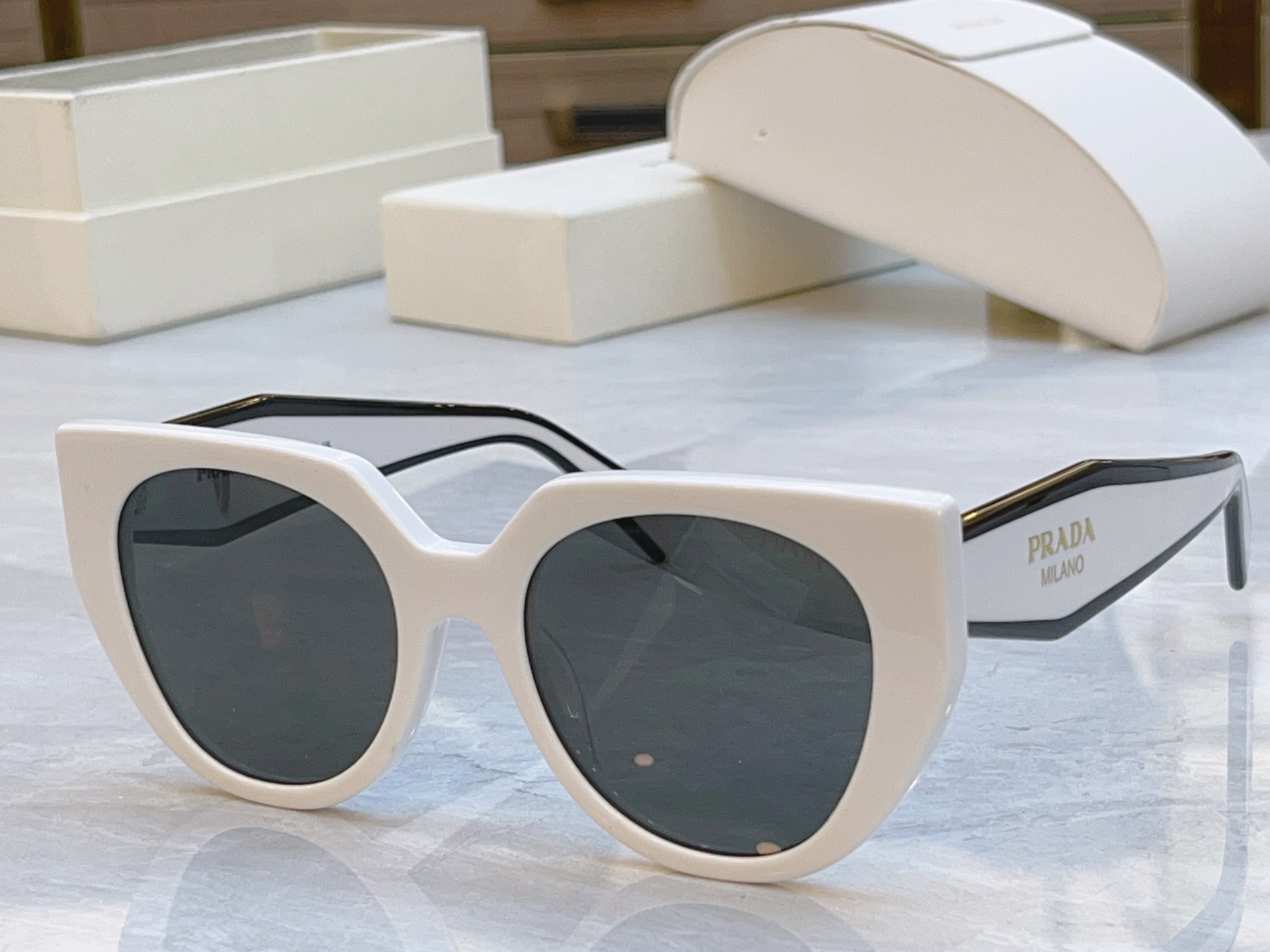 ，【PRAD*】普拉*达新款太阳镜🕶️，MODEL：SPR 14w，SIZE：52口21-145