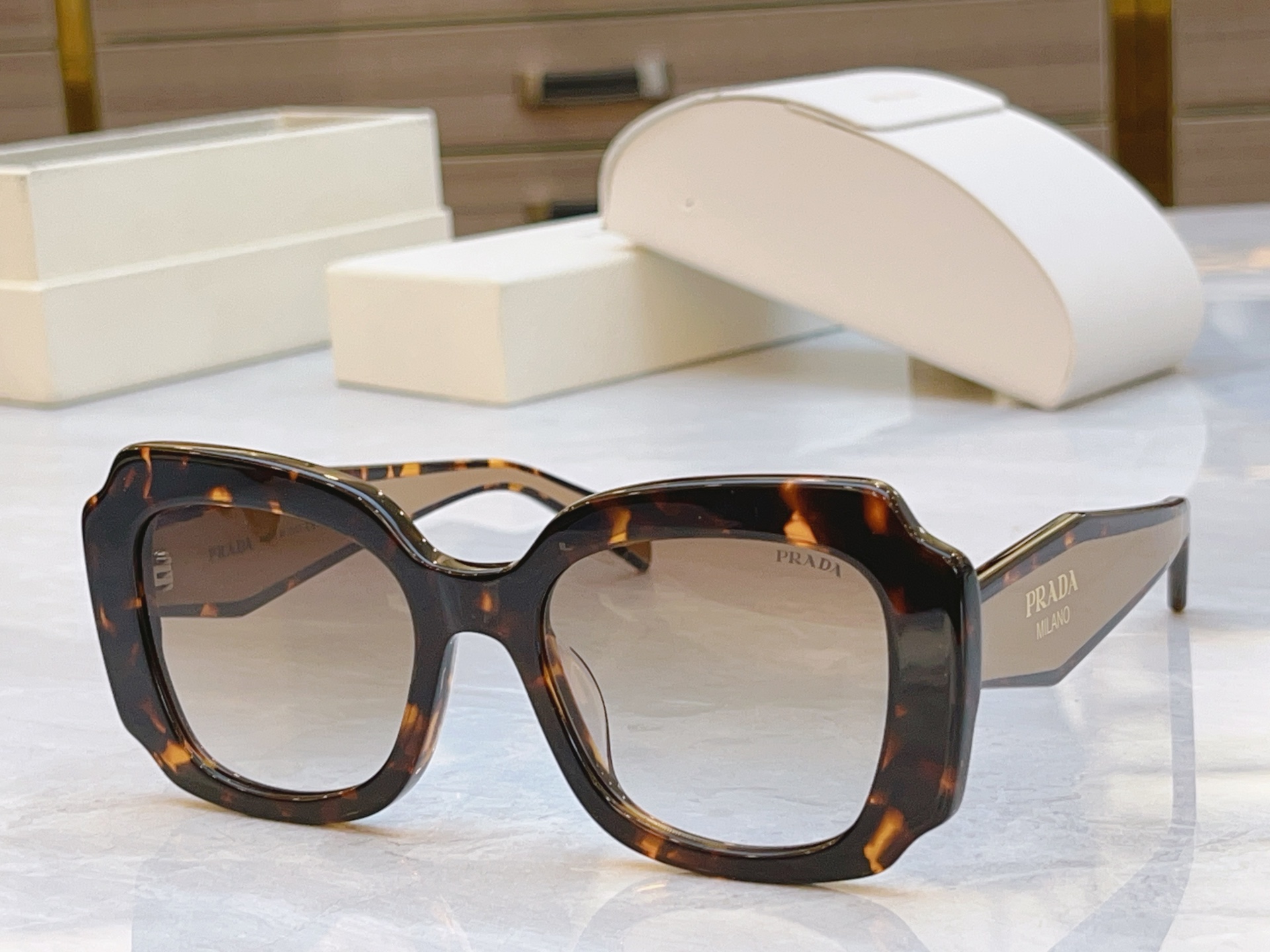 ，【PRAD*】普拉*达新款太阳镜🕶️，MODEL：SPR 16Y，SIZE：51口21-145