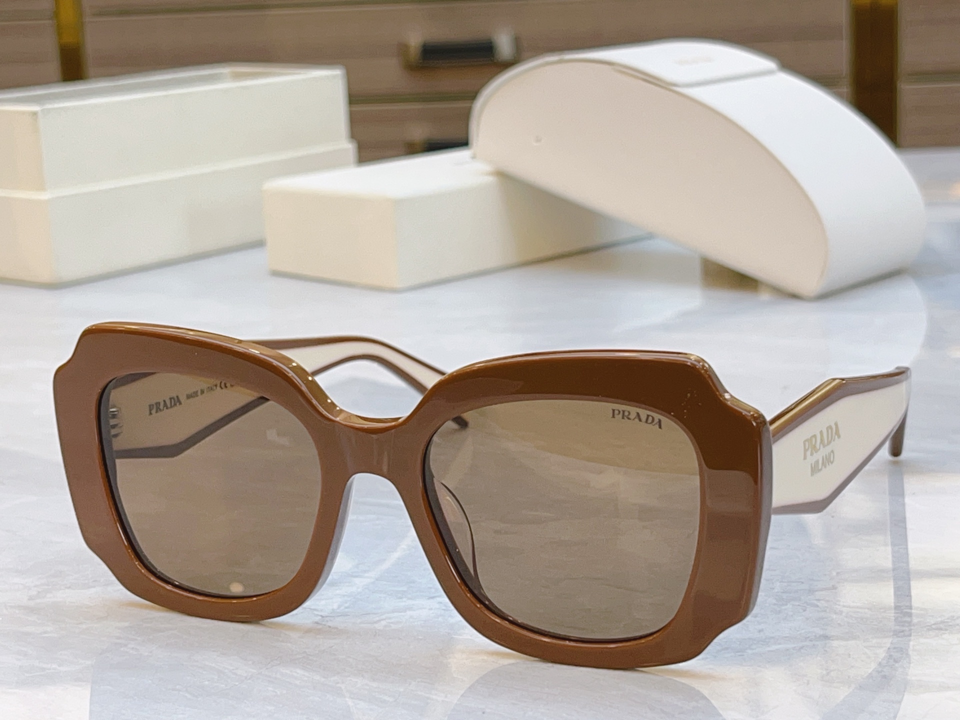 ，【PRAD*】普拉*达新款太阳镜🕶️，MODEL：SPR 16Y，SIZE：51口21-145