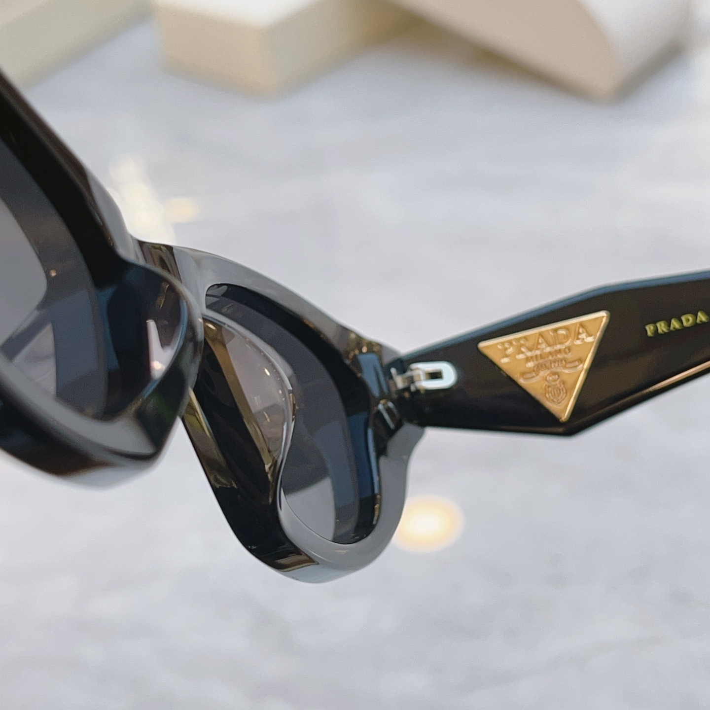 ，【PRAD*】普拉*达新款太阳镜🕶️，MODEL：PR 1704LS，SIZE：50口22-145