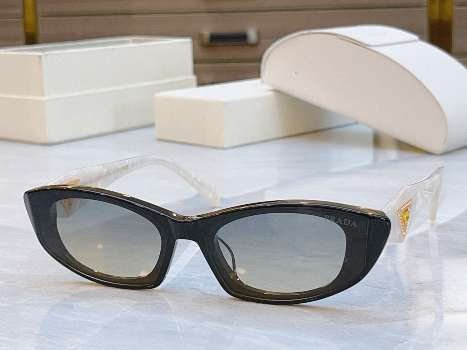 ，【PRAD*】普拉*达新款太阳镜🕶️，MODEL：PR 1704LS，SIZE：50口22-145