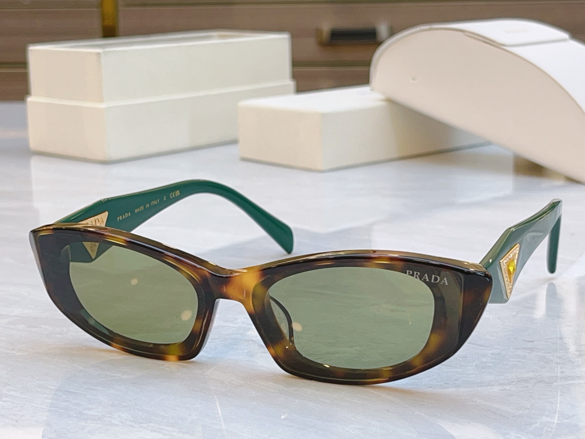 ，【PRAD*】普拉*达新款太阳镜🕶️，MODEL：PR 1704LS，SIZE：50口22-145