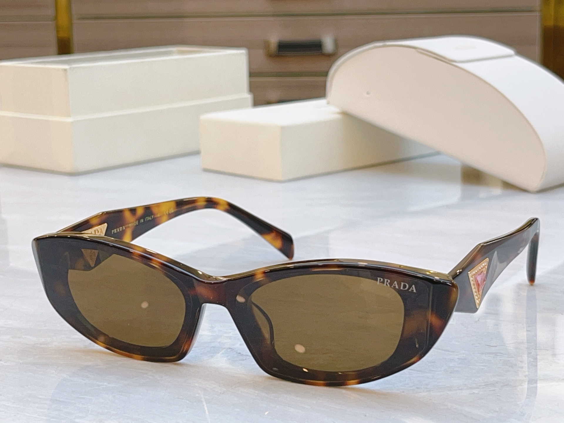 ，【PRAD*】普拉*达新款太阳镜🕶️，MODEL：PR 1704LS，SIZE：50口22-145