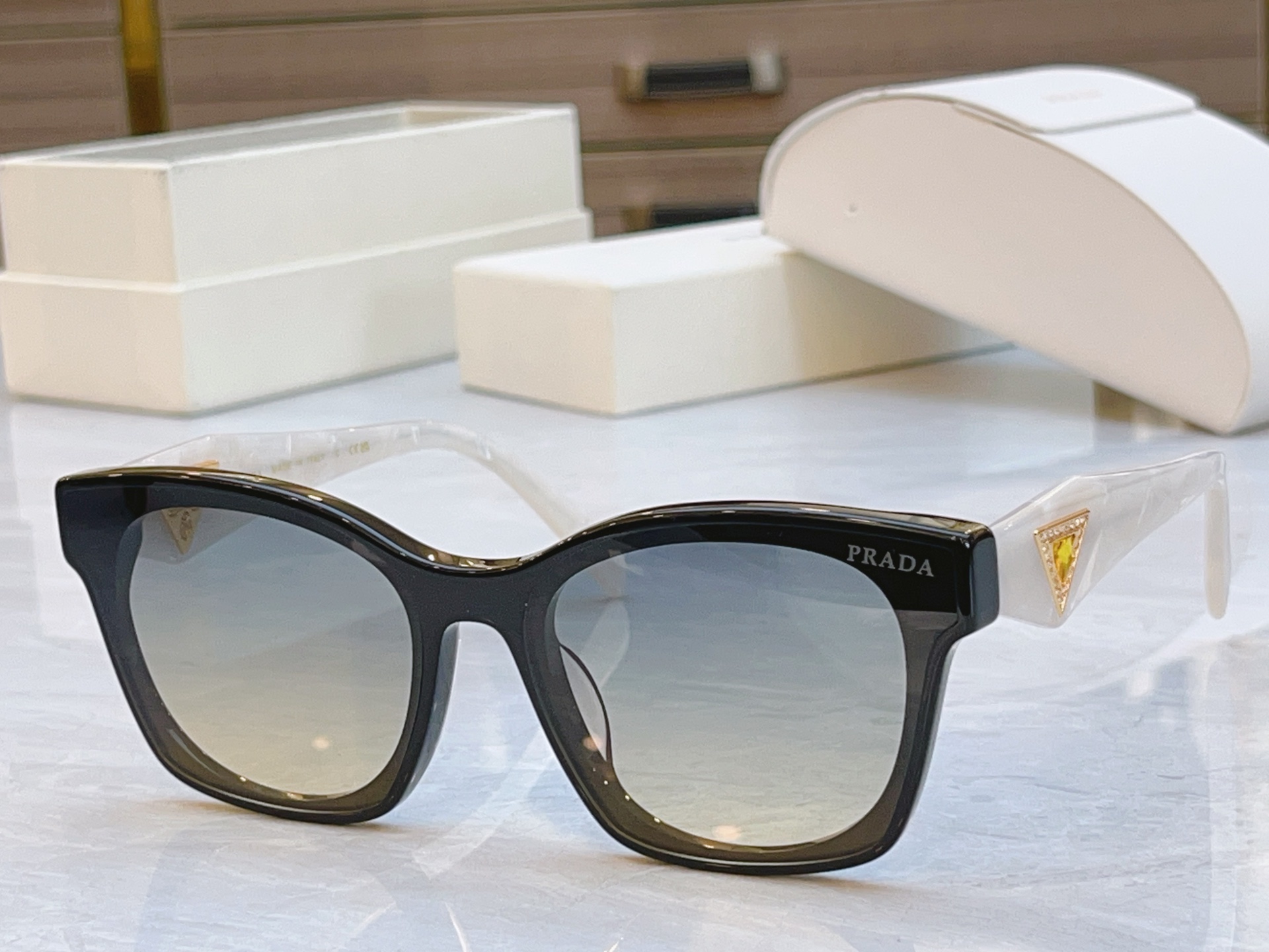 ，【PRAD*】普拉*达新款太阳镜🕶️，MODEL：PR 1705LS，SIZE：50口22-145