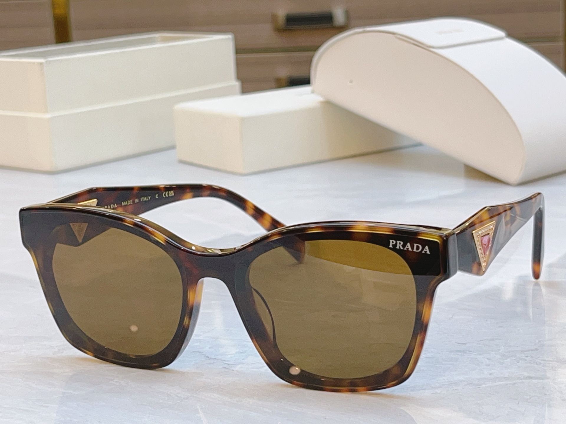 ，【PRAD*】普拉*达新款太阳镜🕶️，MODEL：PR 1705LS，SIZE：50口22-145