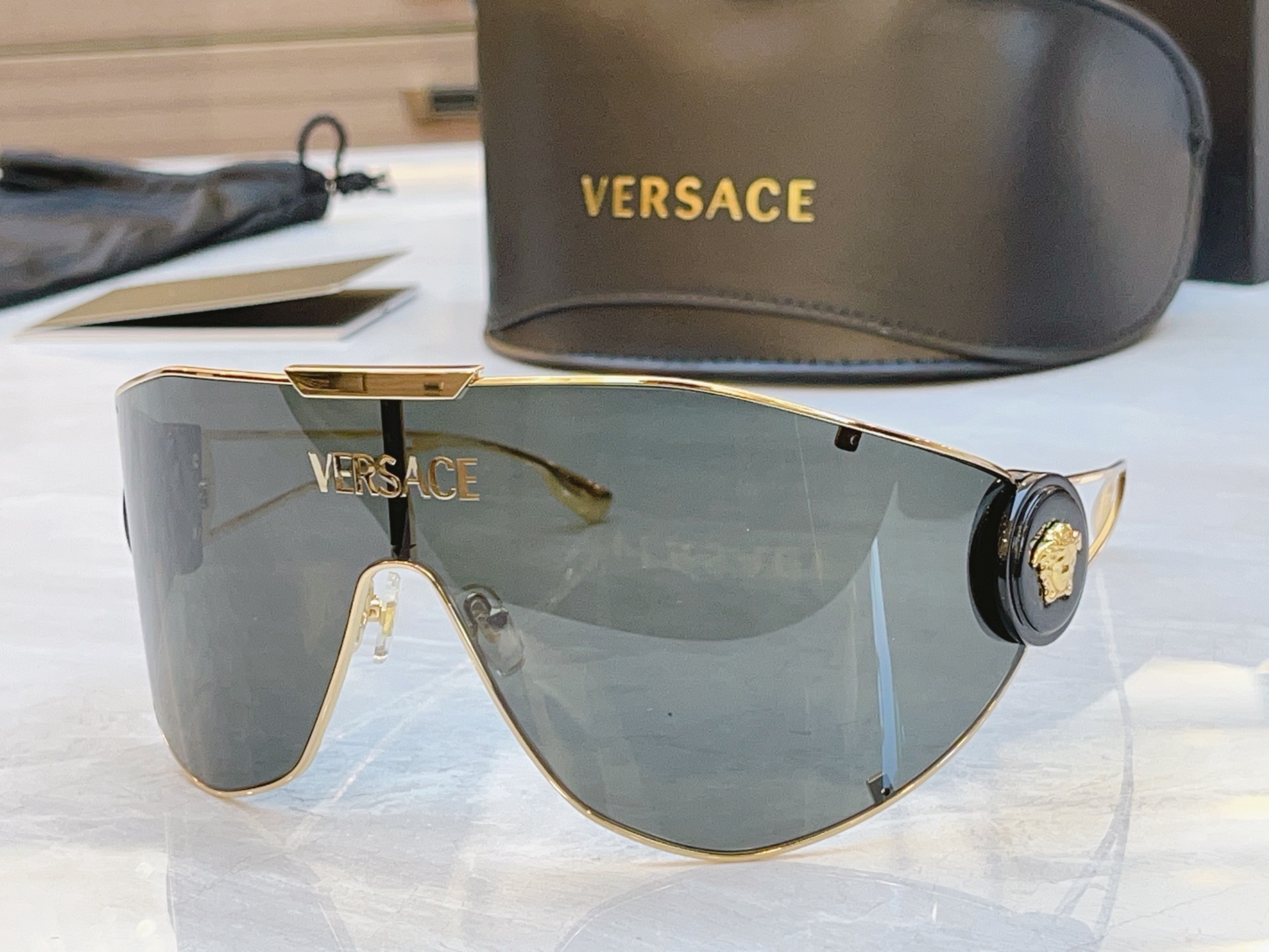 配送盒子，【VERSAC*】范思*哲新款太阳镜，MODEL：2268，SIZE：115