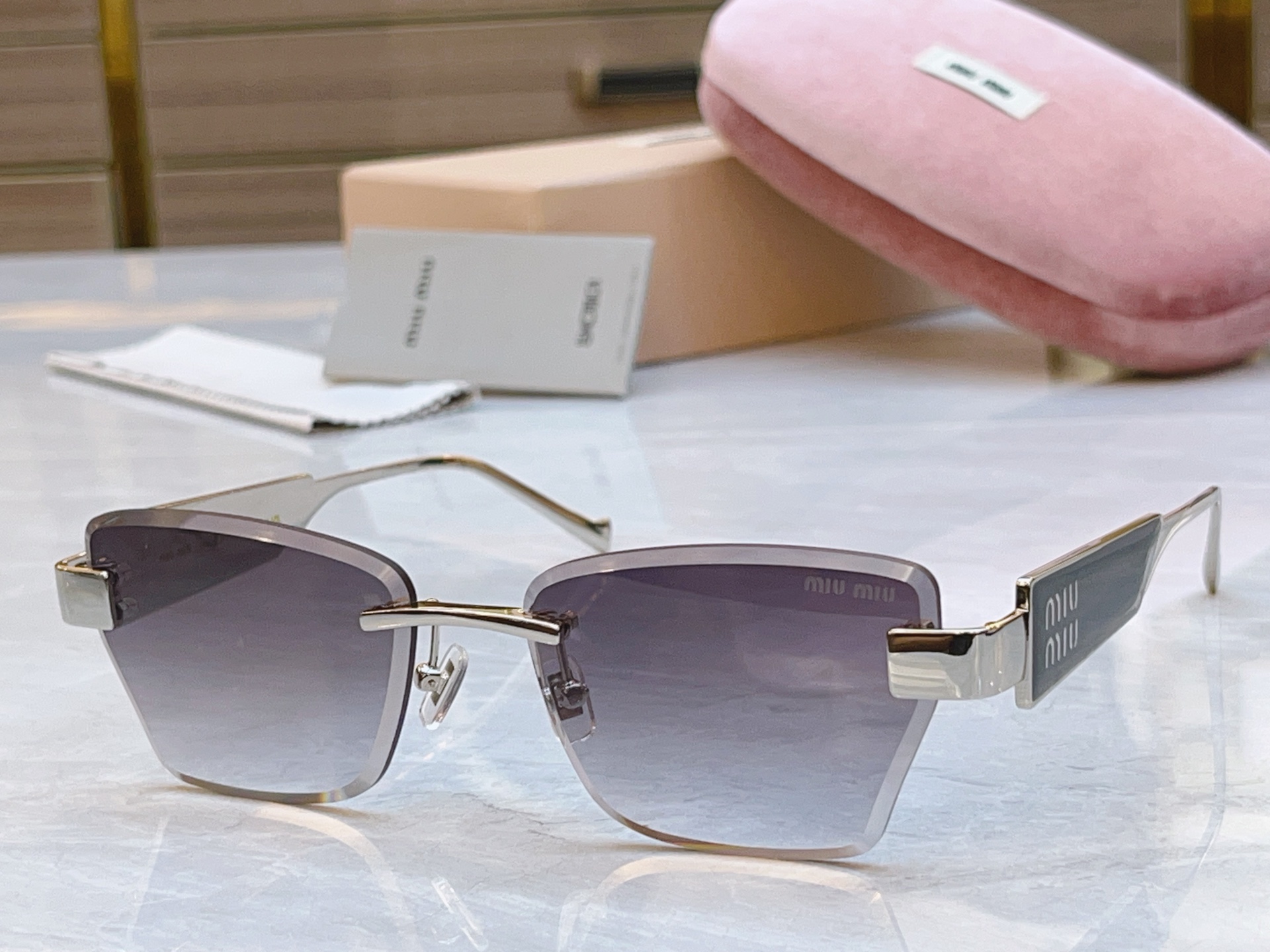 ，【MIUMI*】缪*缪新款太阳镜，Mod:MU 1710LV，SIZE:56口17-145