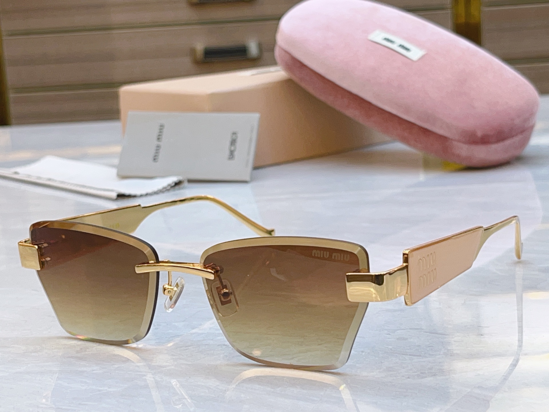 ，【MIUMI*】缪*缪新款太阳镜，Mod:MU 1710LV，SIZE:56口17-145