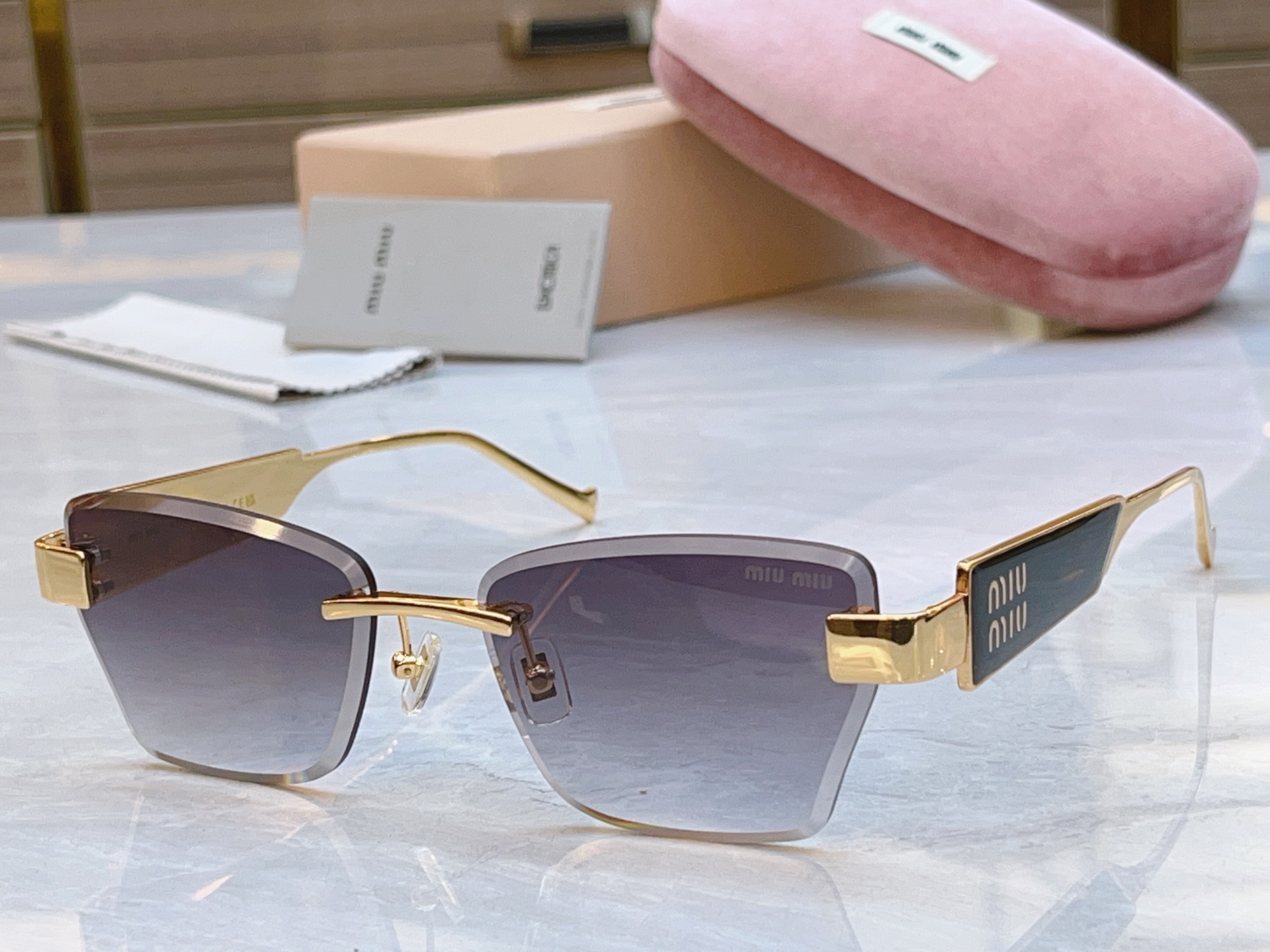 ，【MIUMI*】缪*缪新款太阳镜，Mod:MU 1710LV，SIZE:56口17-145