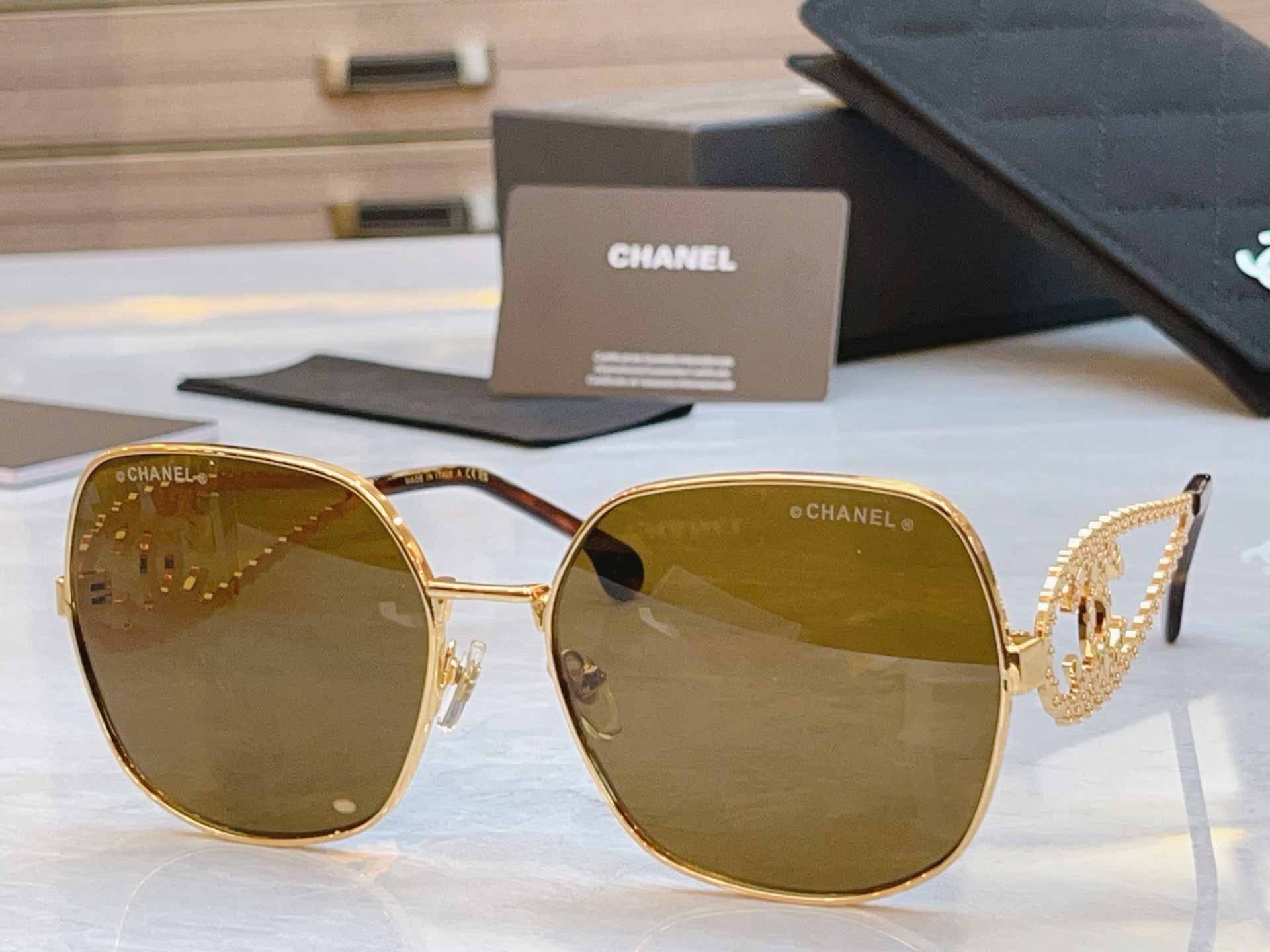，【CHANE*】香奈儿新款太阳镜，MODEL：A95106，SIZE：61口17-150