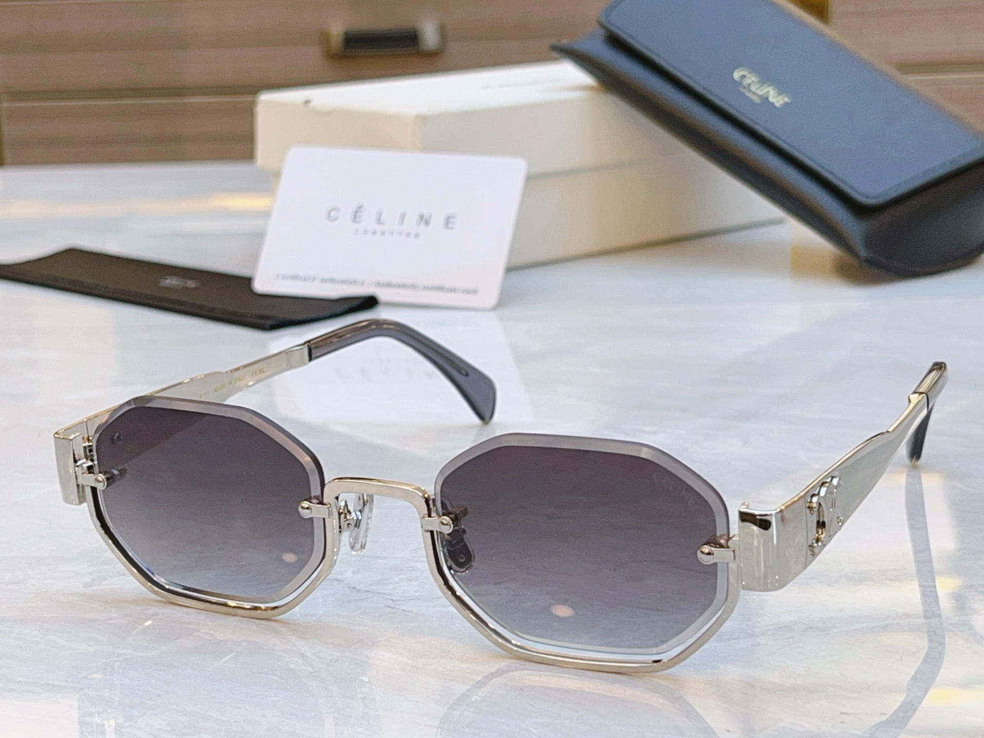 ，【CELIN*】赛*琳新款太阳镜， MODEL:CL42118U ，SIZE: 52口23-145