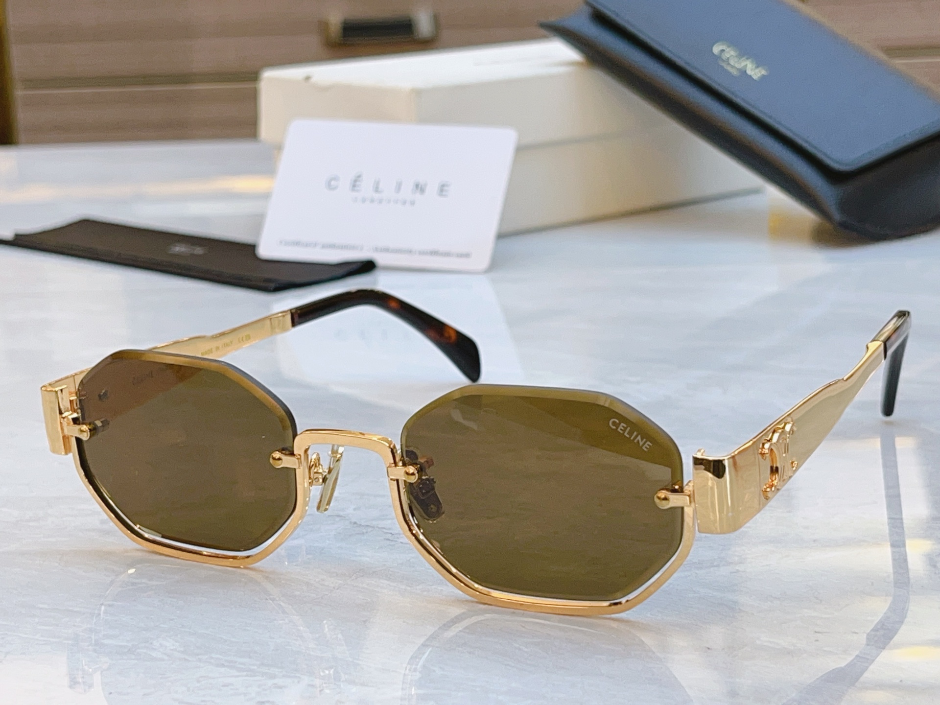 ，【CELIN*】赛*琳新款太阳镜， MODEL:CL42118U ，SIZE: 52口23-145